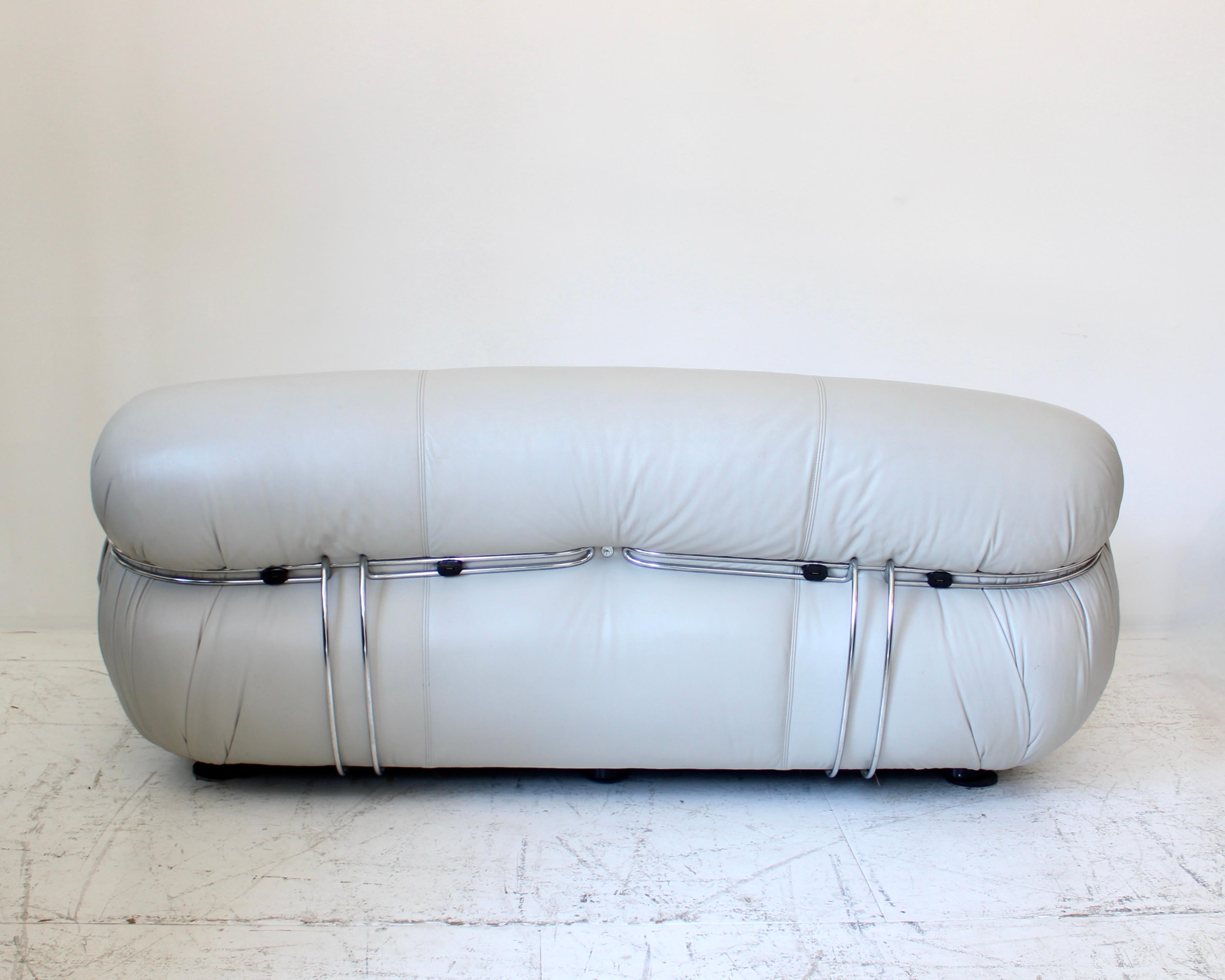 Mid-Century Modern Canapé en cuir italien Soriana crème Tobia & Tobia Scarpa pour Cassina en vente