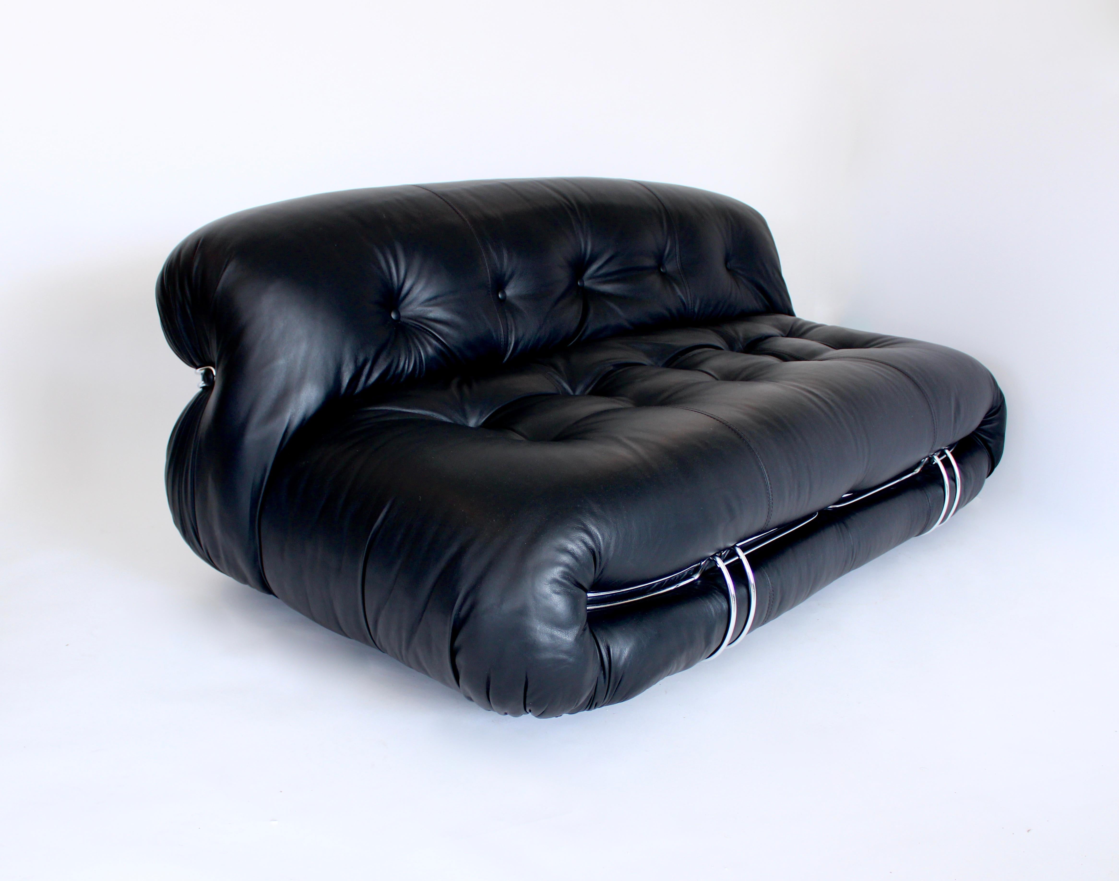 The Soriana was designed in both the settee and the sofa length.
The Soriana was designed for Cassina by Tobia Scarpa won a “Compasso d’Oro” prize in 1969.
With pleated and gathered black leather sides and back the sofa is supported by a sculptural
