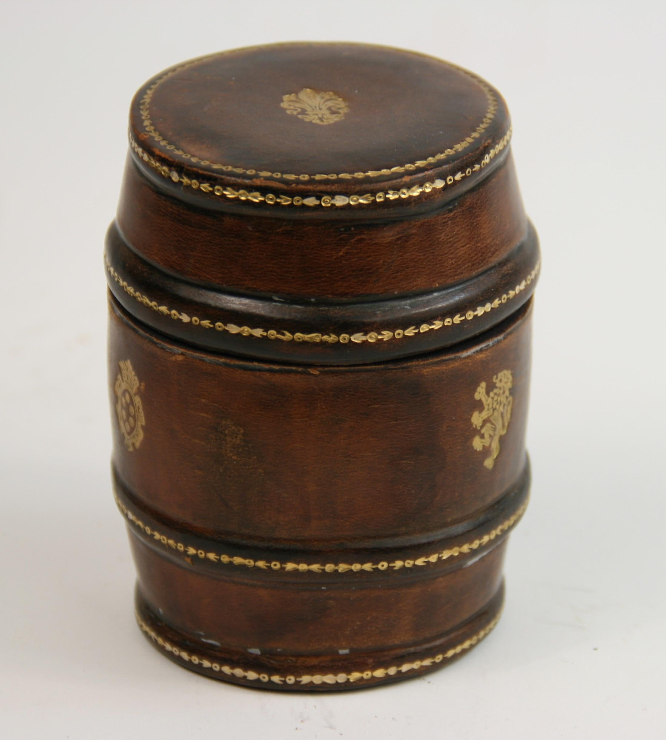 2-293 Italian round leather box can be used for storing small items od throwing dice.
Gilt detailing.