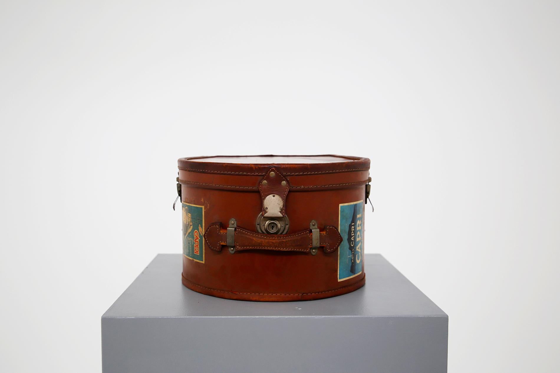 Italienische Vintage-Hutbox aus Leder mit Stickereien (Braun) im Angebot