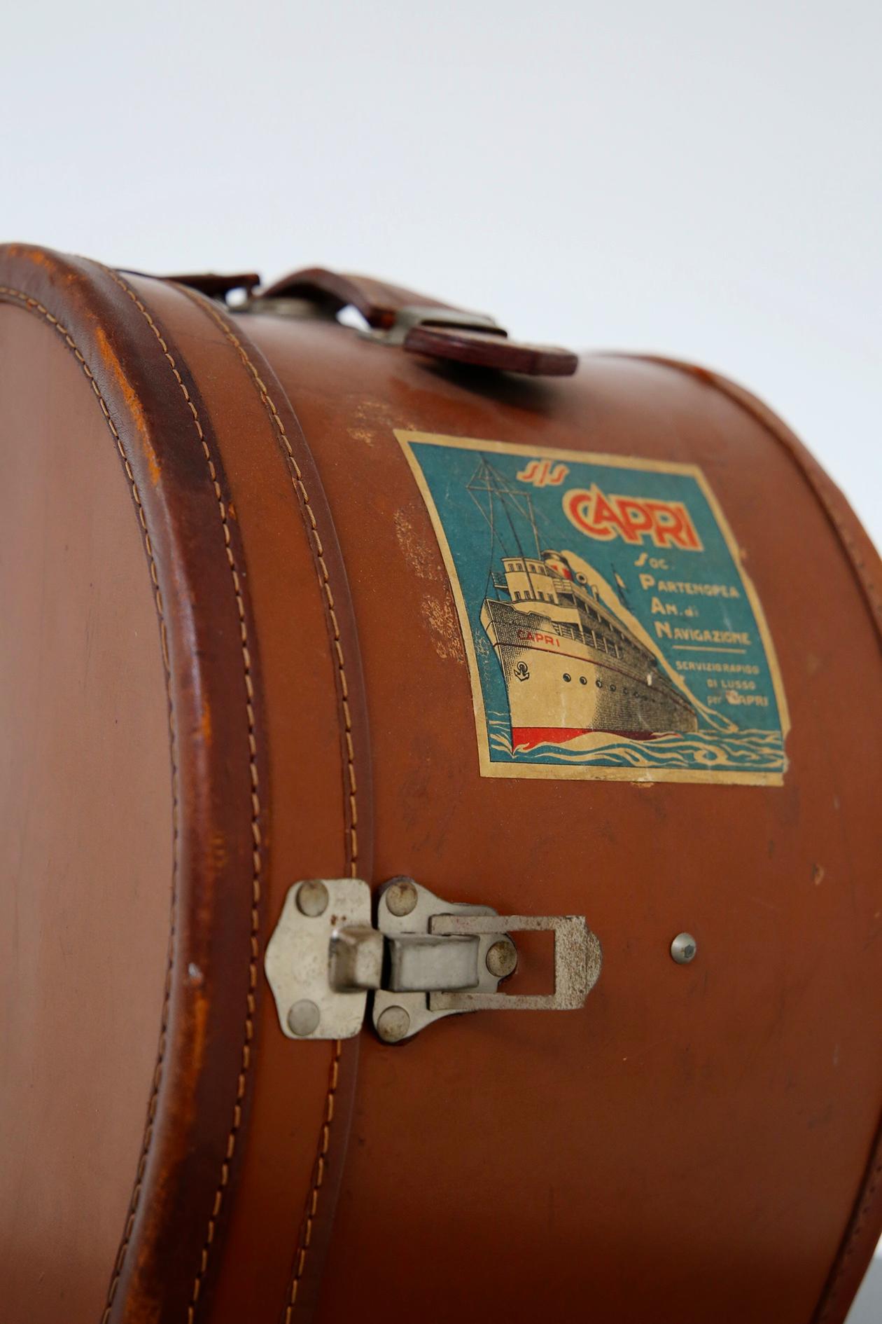 Italienische Vintage-Hutbox aus Leder mit Stickereien im Zustand „Gut“ im Angebot in Milano, IT