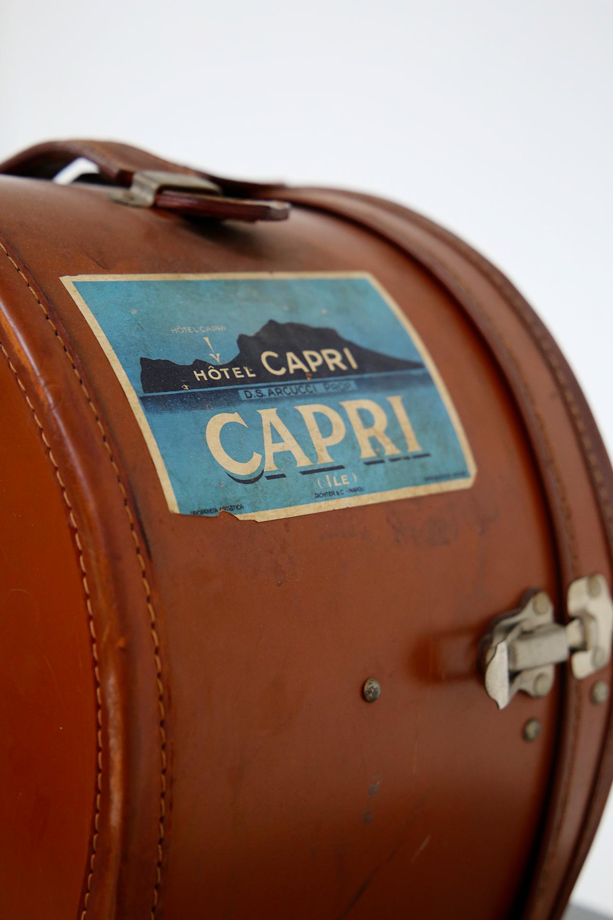 Elegant and well finished Italian leather hatbox from circa 1930. The hatbox is in very good condition. On the sides we can see some sti- ckers of the time where you can see the travels made by the old Owner. The stickers are from the island of