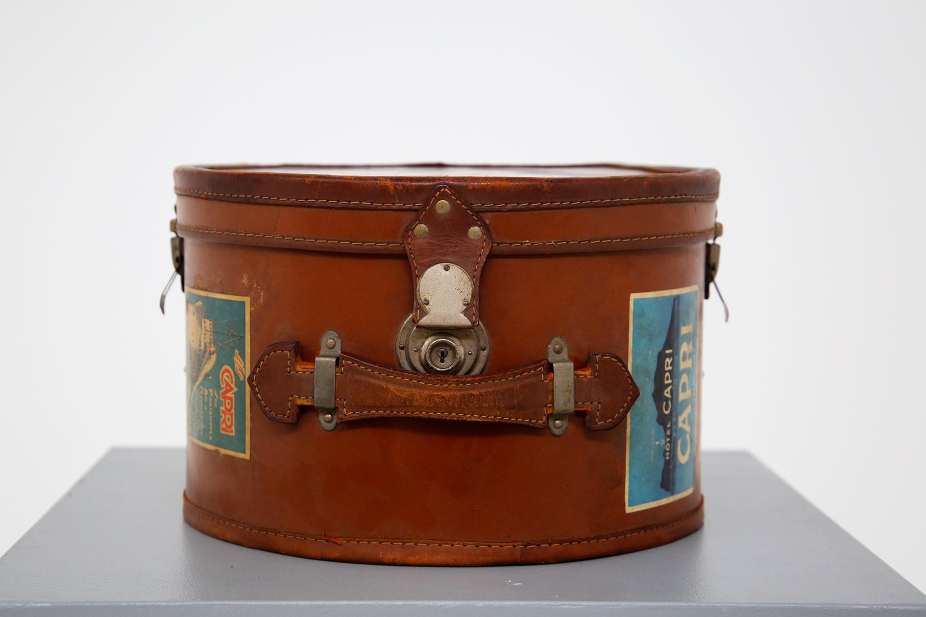Italian Vintage Leather Hatbox w Stickers In Good Condition For Sale In Milano, IT