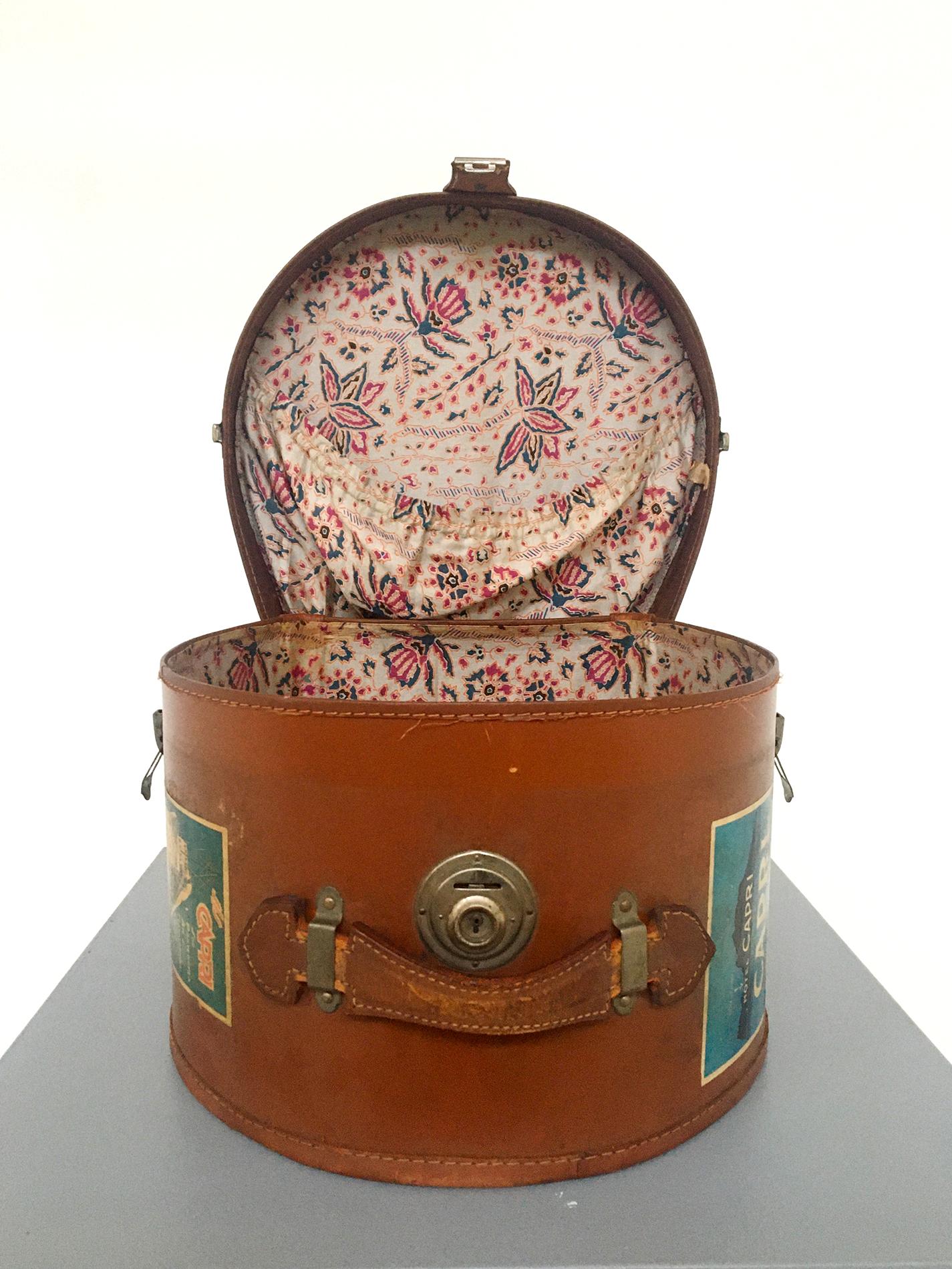 Italienische Vintage-Hutbox aus Leder mit Stickereien im Angebot 3