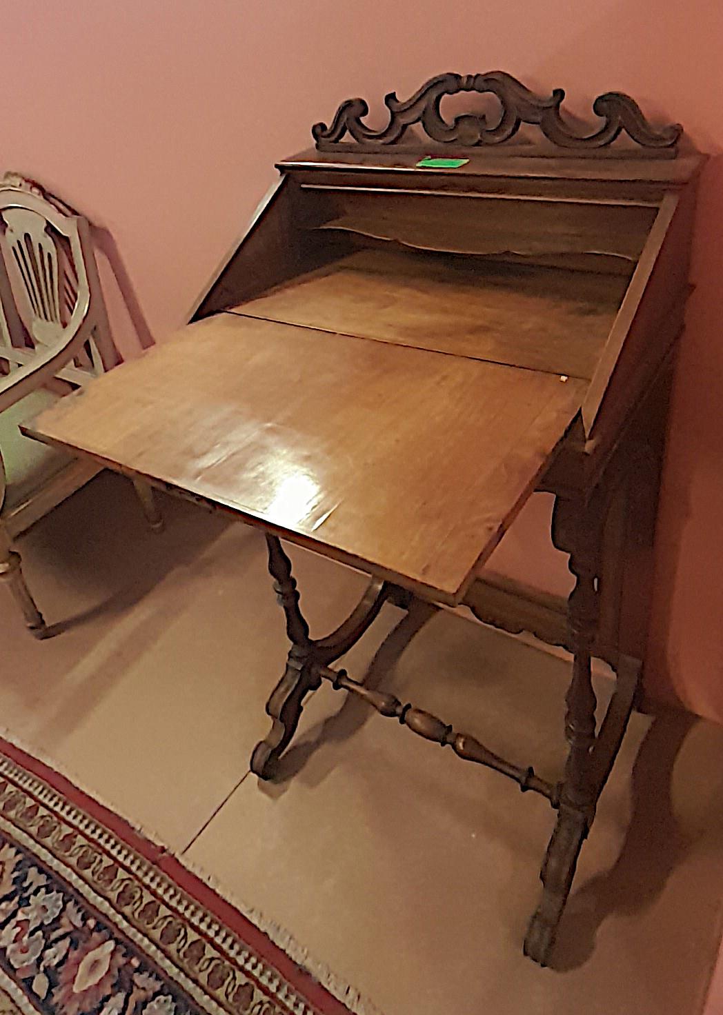 Italienische italienische Leuchte aus Kirschholz von Louis Philippe mit geschnitzten Friesen mit Ornamenten (Kirsche) im Angebot