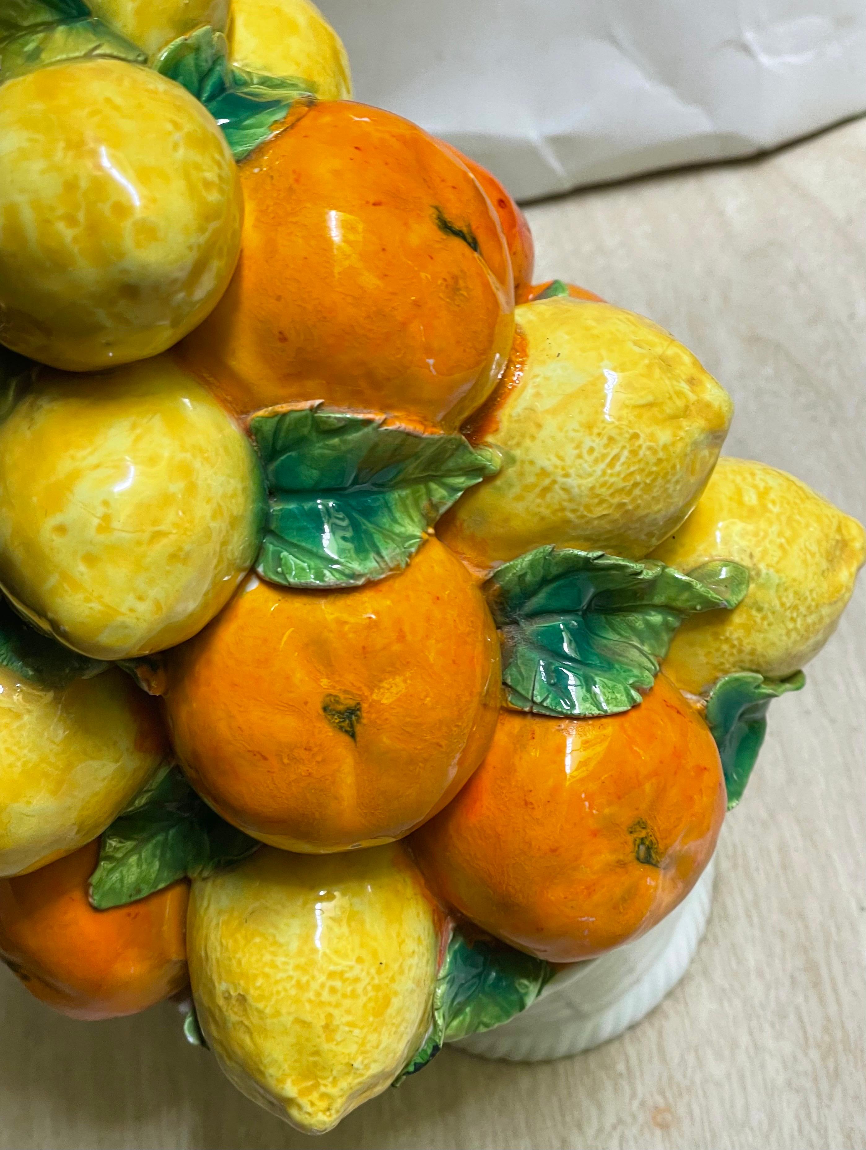 Cesto di agrumi figurativo italiano di arance e limoni in ceramica, centrotavola topico da 11