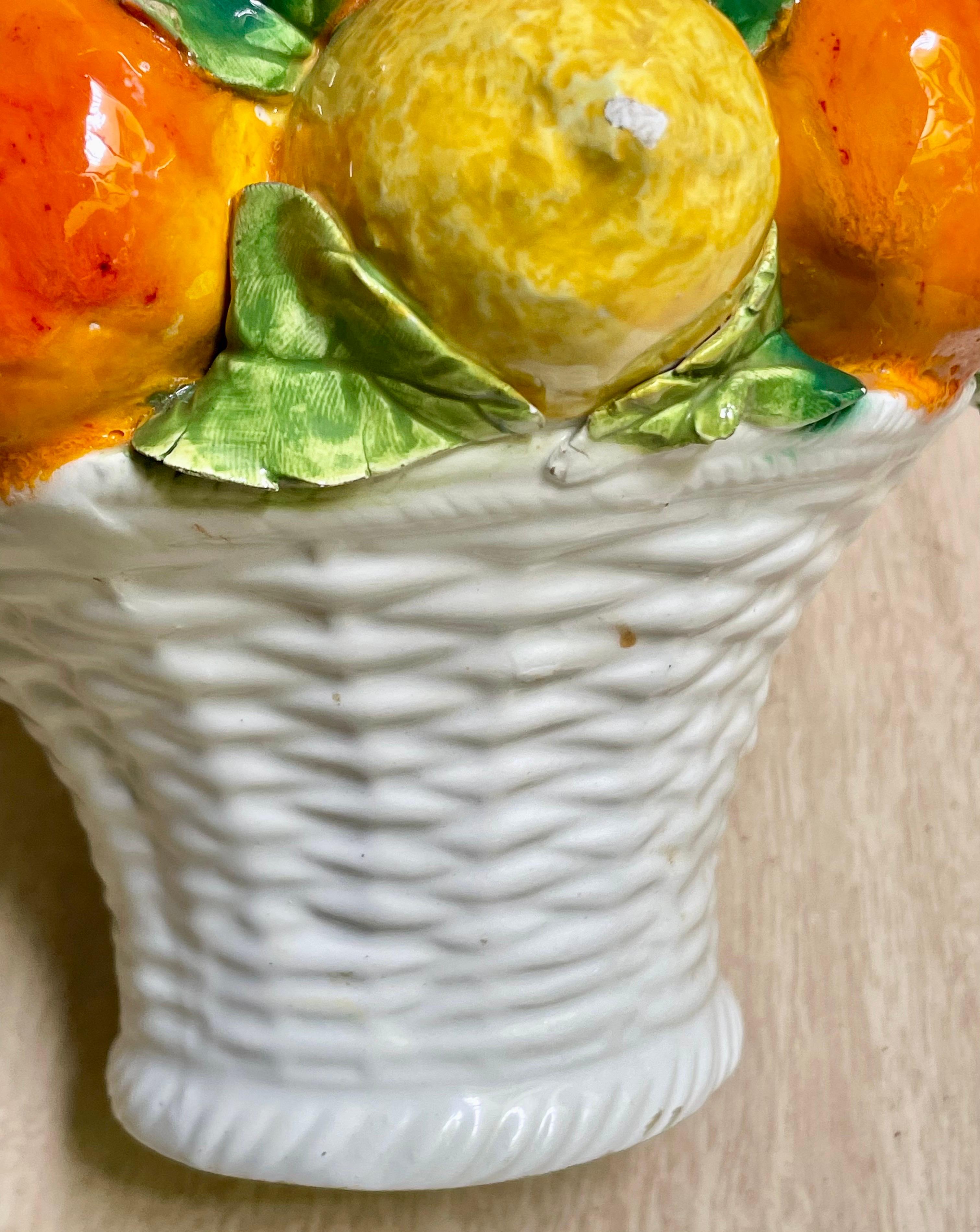 Cesto di agrumi figurativo italiano di arance e limoni in ceramica, centrotavola topico da 11