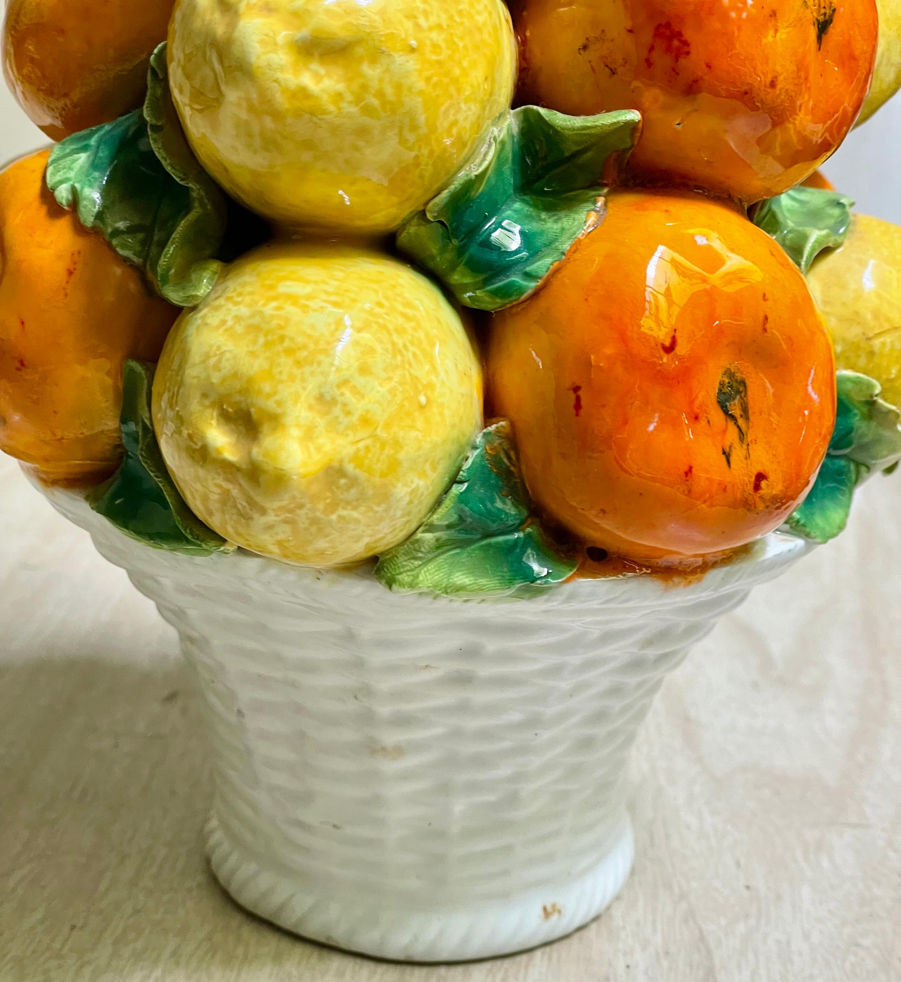 Mid-Century moderno Cesto di agrumi figurativo italiano di arance e limoni in ceramica, centrotavola topico da 11
