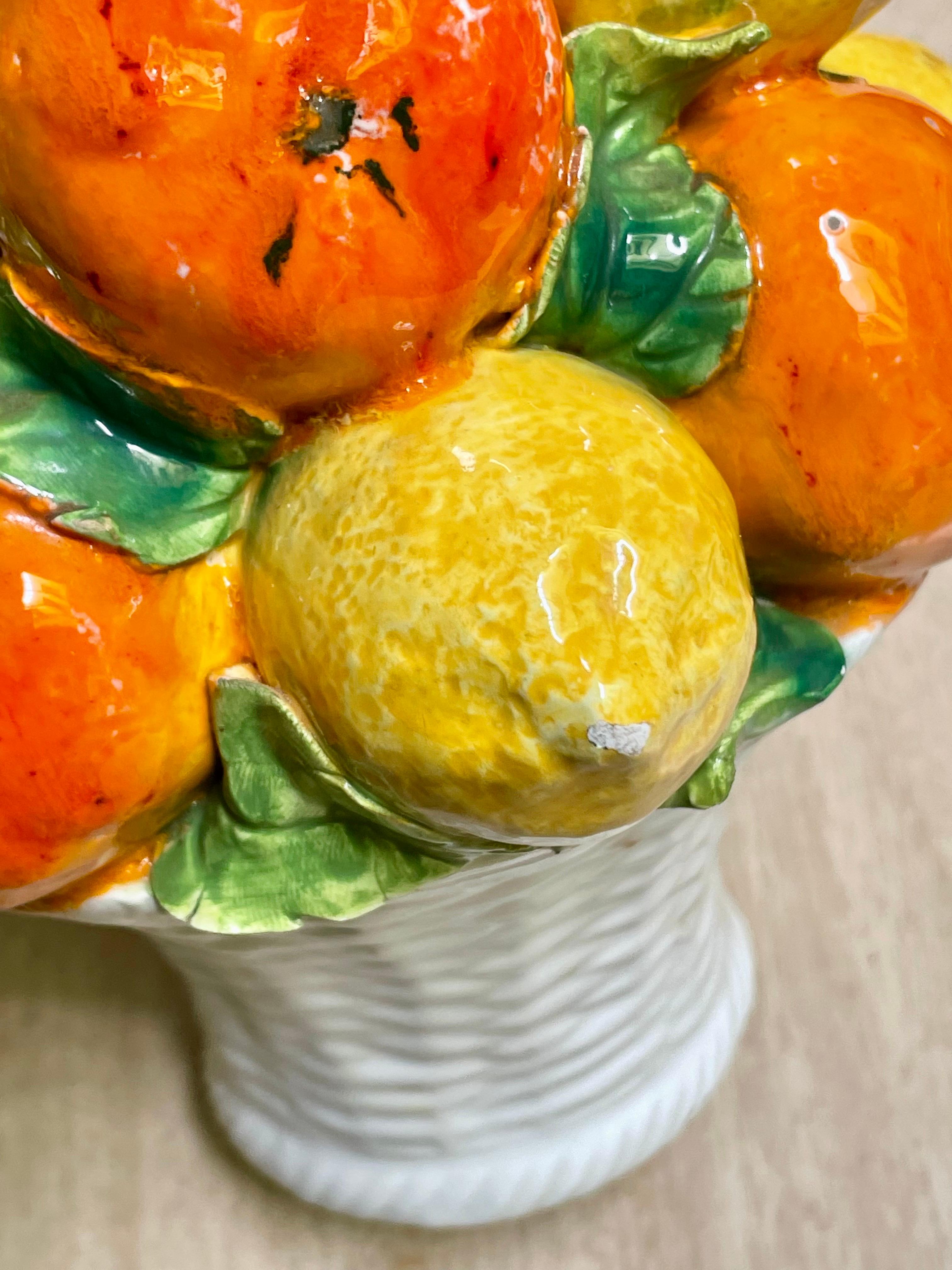 Italiano Cesto di agrumi figurativo italiano di arance e limoni in ceramica, centrotavola topico da 11