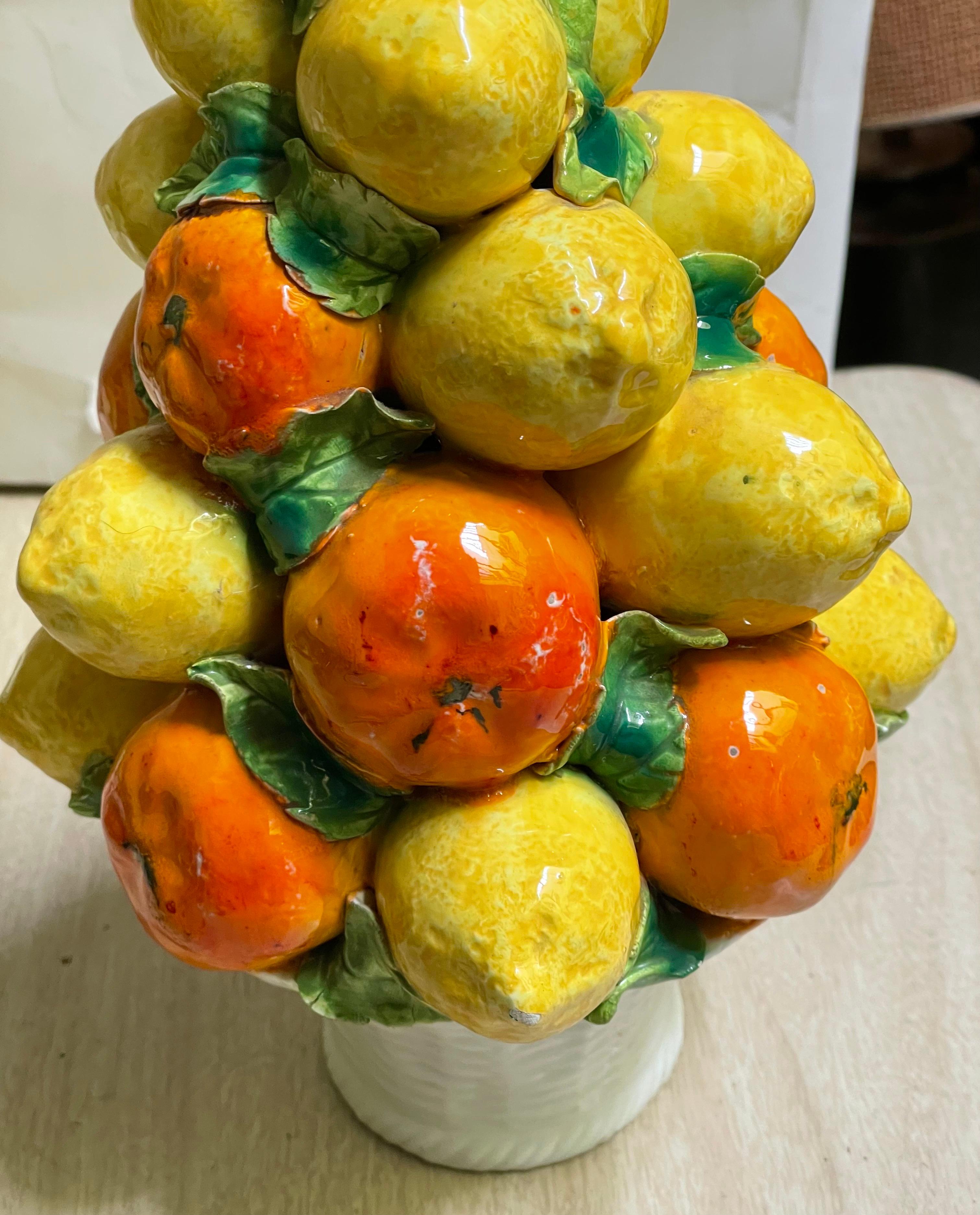 XX secolo Cesto di agrumi figurativo italiano di arance e limoni in ceramica, centrotavola topico da 11