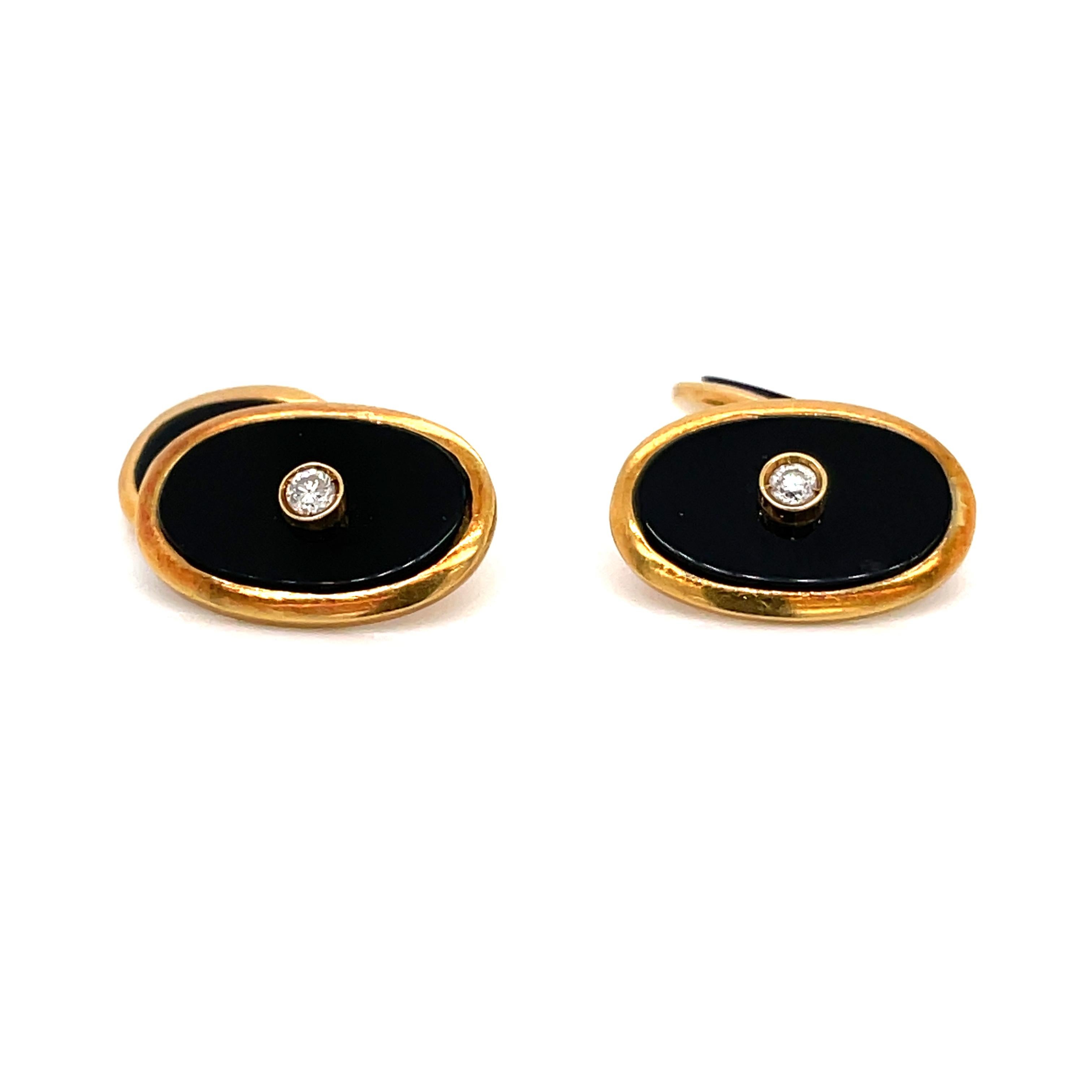 Elegant estate Italian Leo Pizzo Cufflinks, made of solid 18k yellow gold, onyx and set with Diamonds

Metal: 18k yellow gold
Signature: Leo Pizzo
Gross Weight: 6,5 grams

Excellent condition, 100% authenticity guarantee