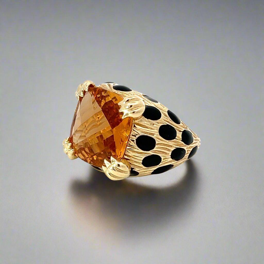 Questo anello da cocktail in oro giallo 14K e citrino leopardato, risalente agli anni '90, presenta una fascia d'oro incisa con una splendida pietra citrina. Questo anello è il pezzo forte perfetto per ogni occasione e mette in mostra una