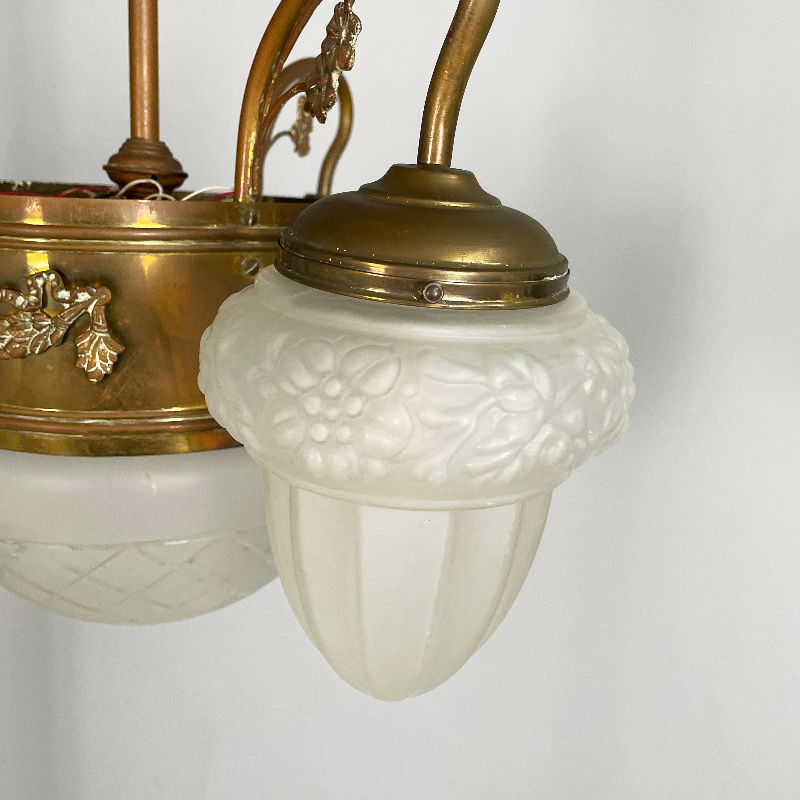 Lustre liberty italien en verre satiné moulé  et laiton, début des années 1900 en vente 7