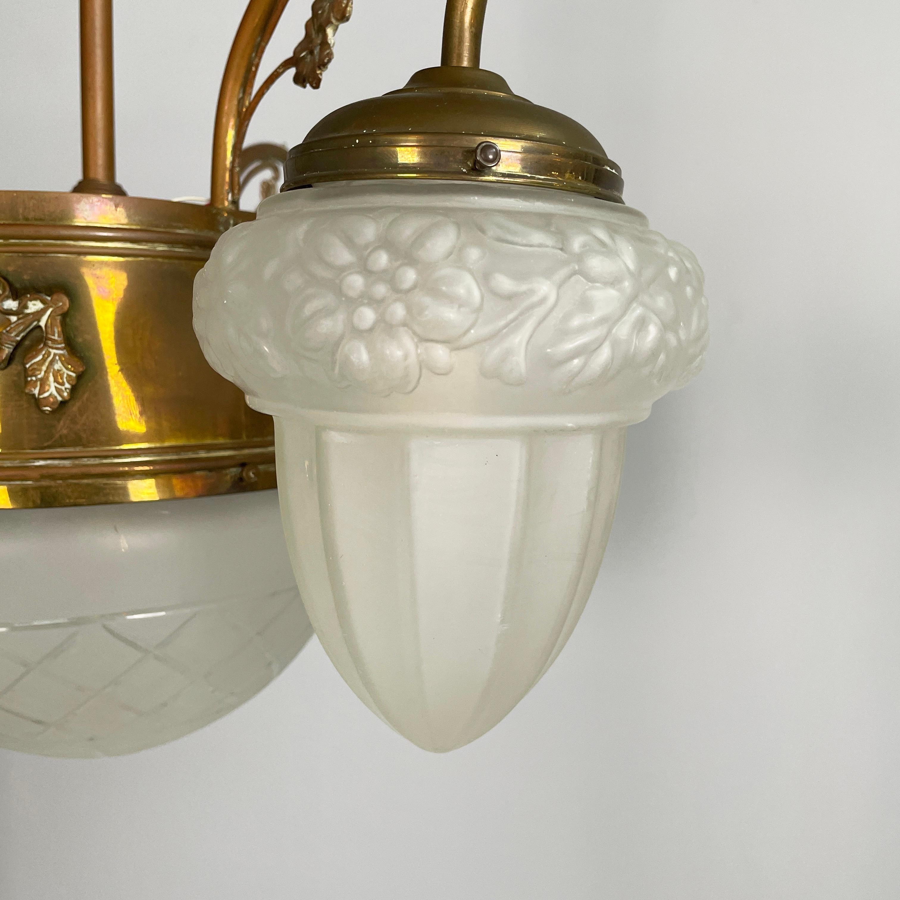 Lustre liberty italien en verre satiné moulé  et laiton, début des années 1900 en vente 8