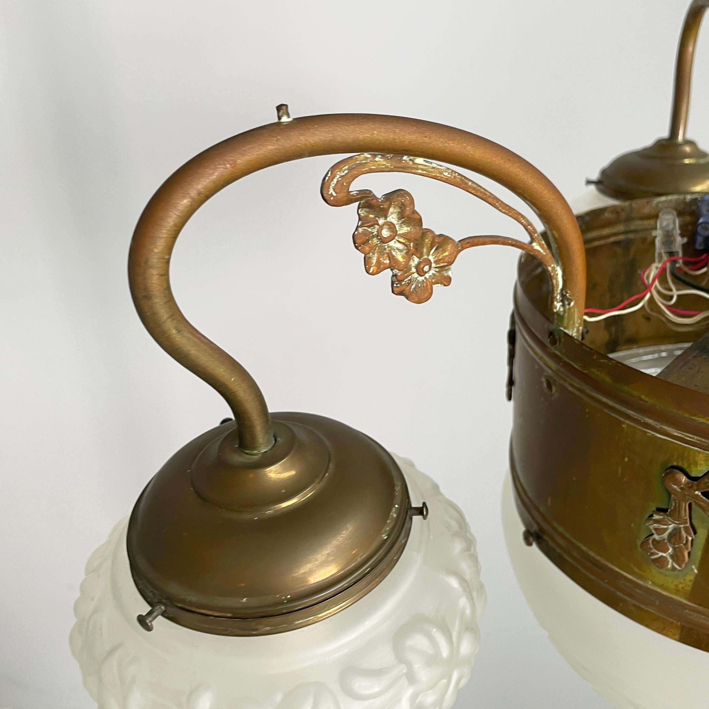 Lustre liberty italien en verre satiné moulé  et laiton, début des années 1900 en vente 10