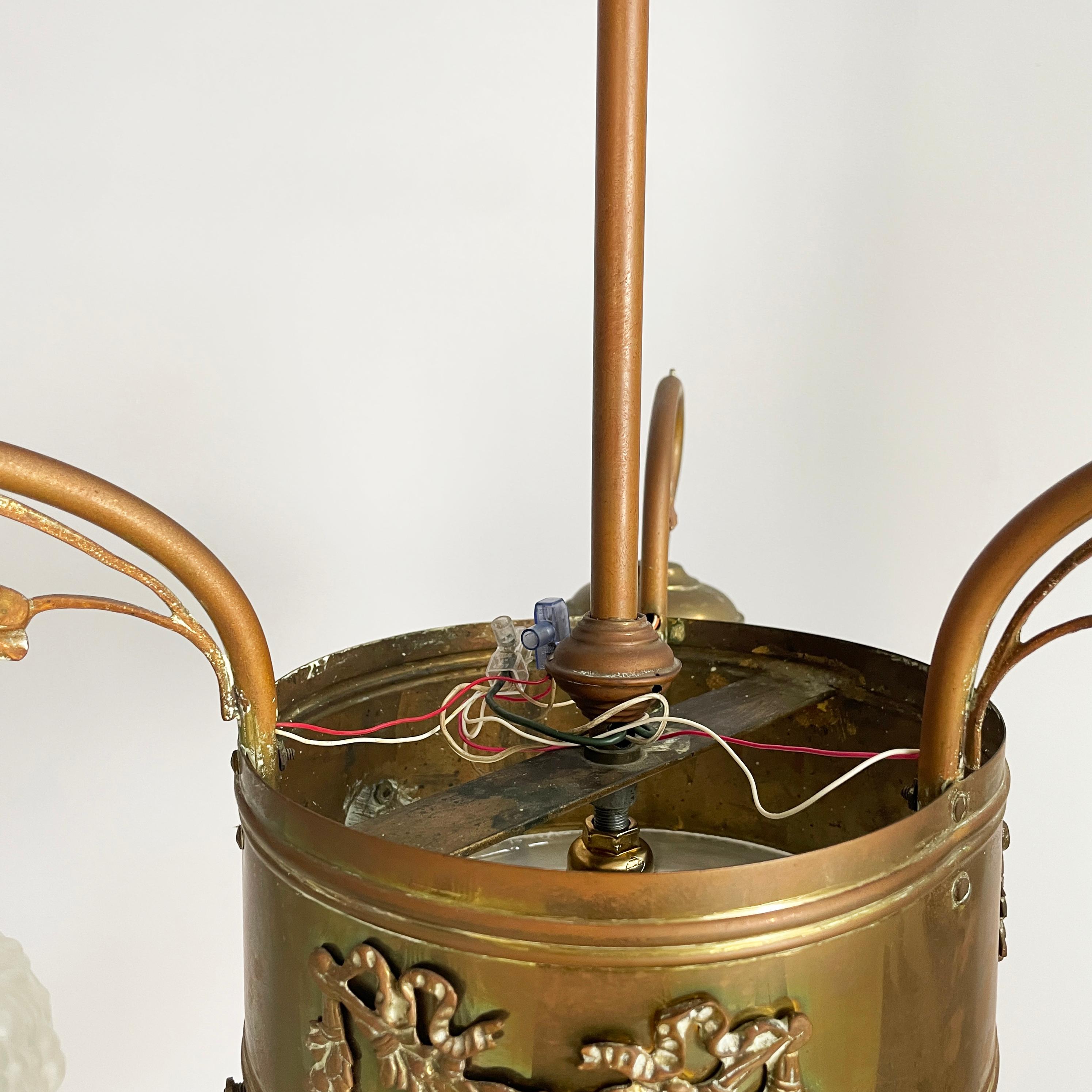 Lustre liberty italien en verre satiné moulé  et laiton, début des années 1900 en vente 11
