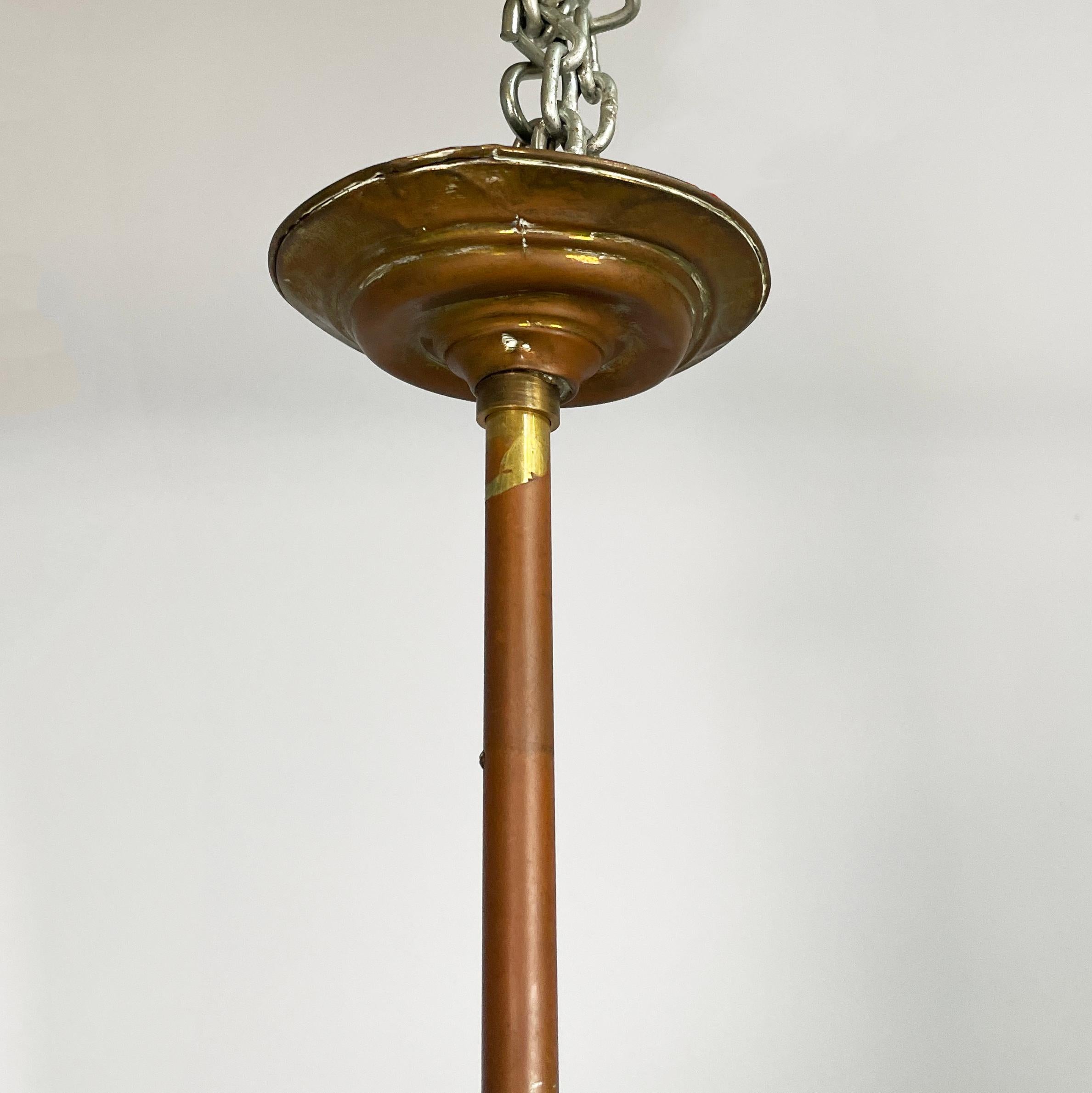 Lustre liberty italien en verre satiné moulé  et laiton, début des années 1900 en vente 13
