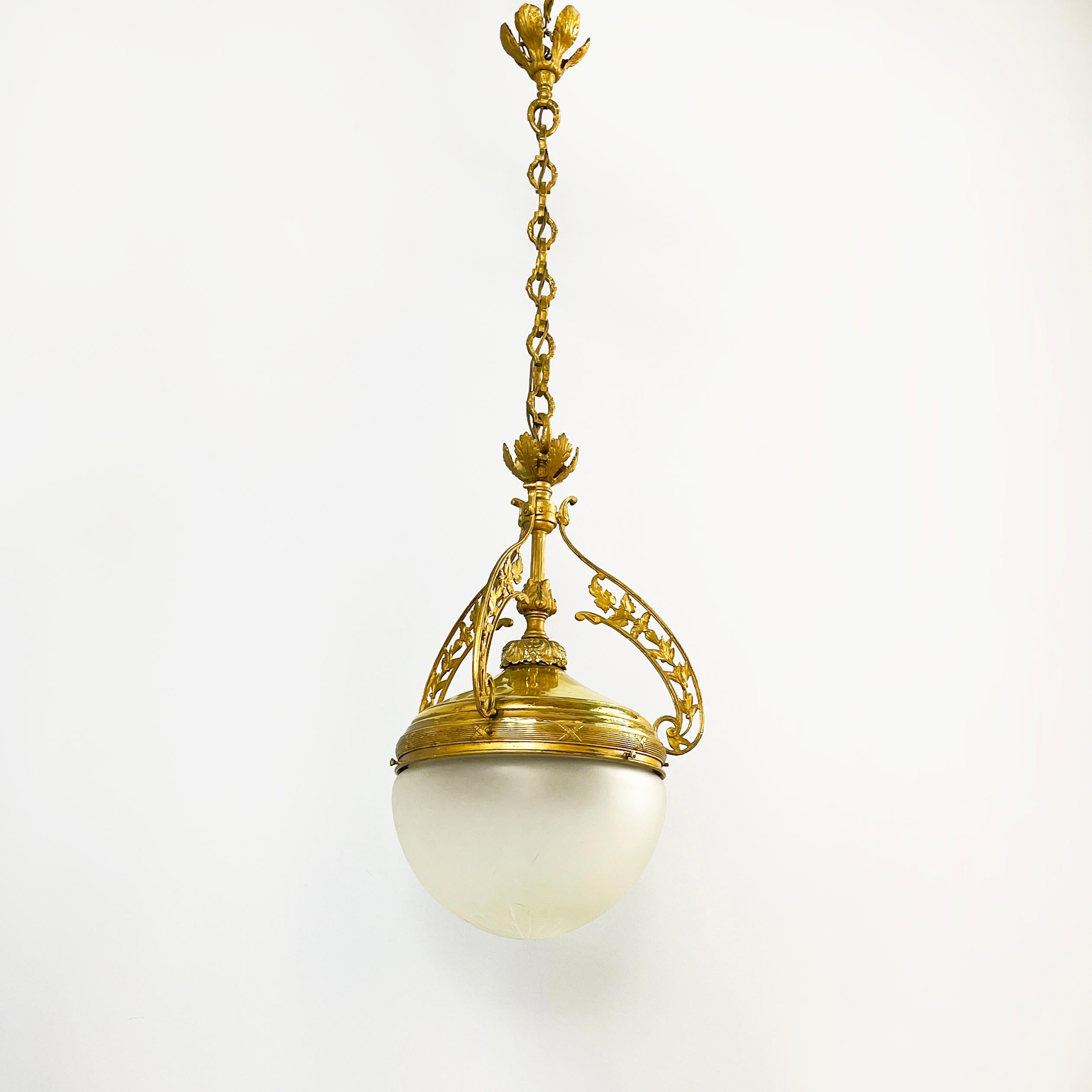 Italian liberty Chandelier in molded satin glass and brass, early 1900s
Chandelier with hemisphere decorated diffuser in molded satin glass. The brass structure with floral decorations is connected to the ceiling connection through a brass chains.