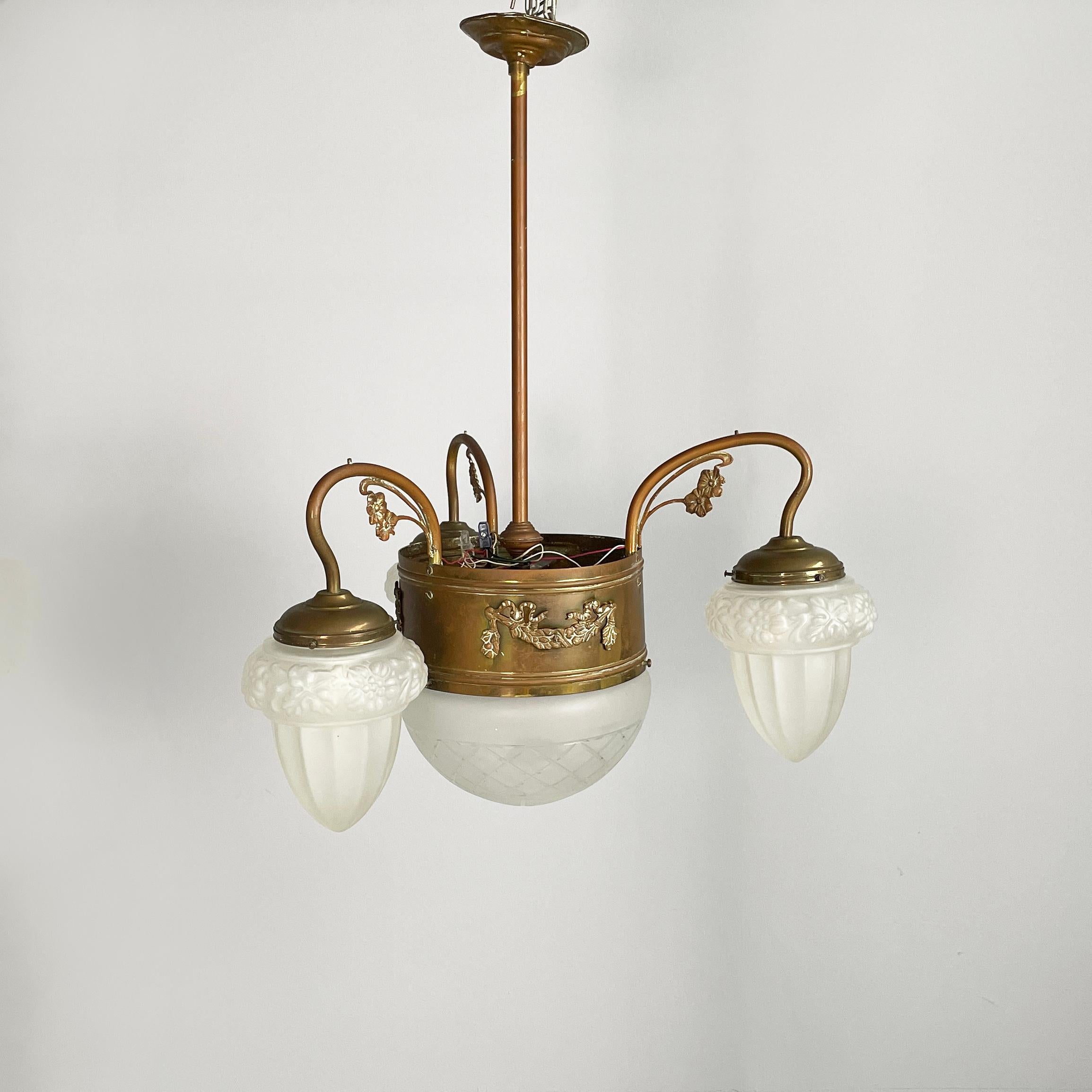 Lustre liberty italien en verre satiné moulé  et laiton, début des années 1900 État moyen - En vente à MIlano, IT