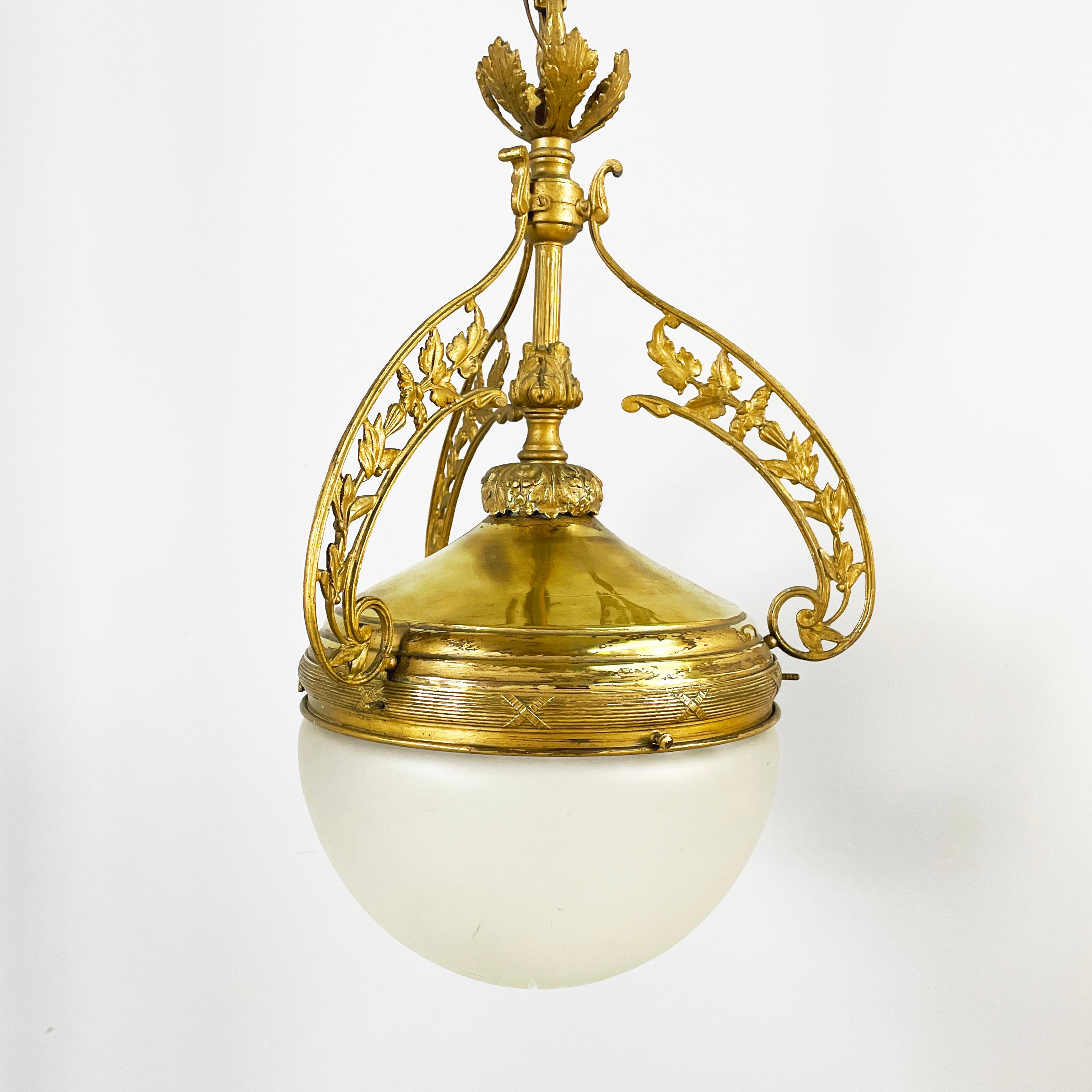Italian liberty Chandelier in molded satin glass and brass, early 1900s In Good Condition For Sale In MIlano, IT