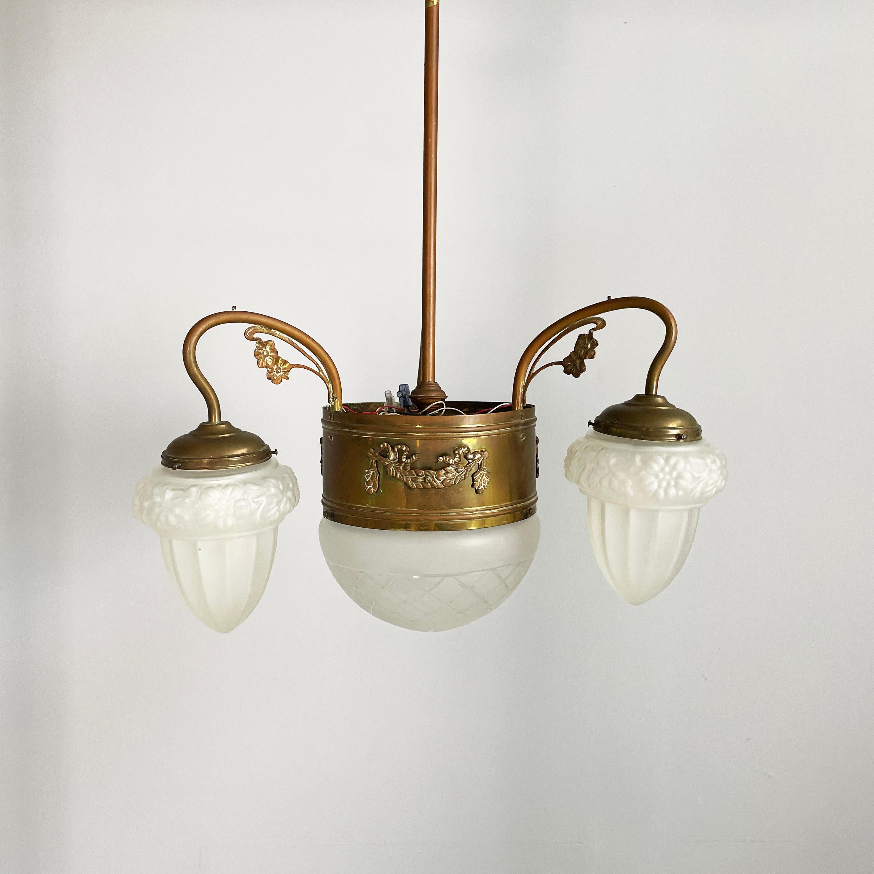 20ième siècle Lustre liberty italien en verre satiné moulé  et laiton, début des années 1900 en vente
