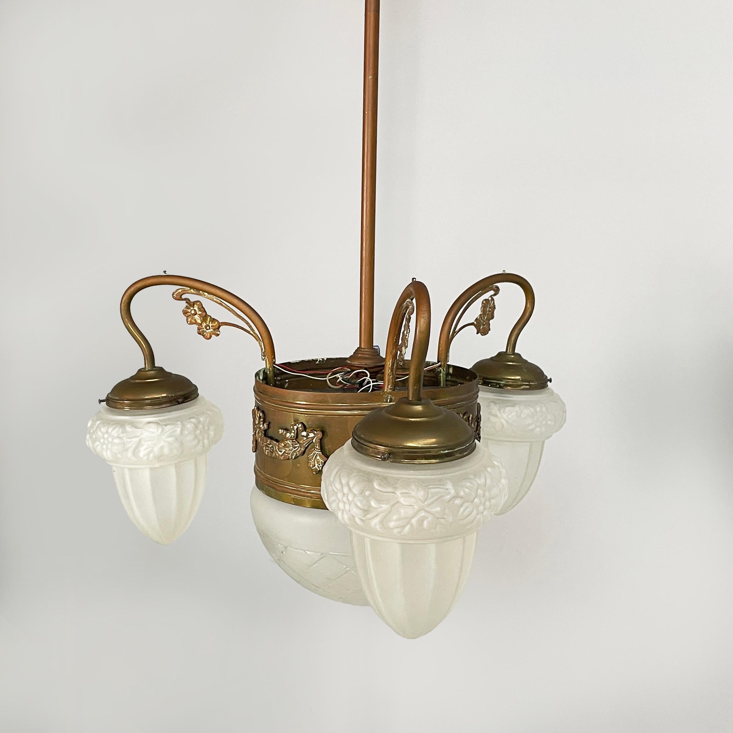 Laiton Lustre liberty italien en verre satiné moulé  et laiton, début des années 1900 en vente