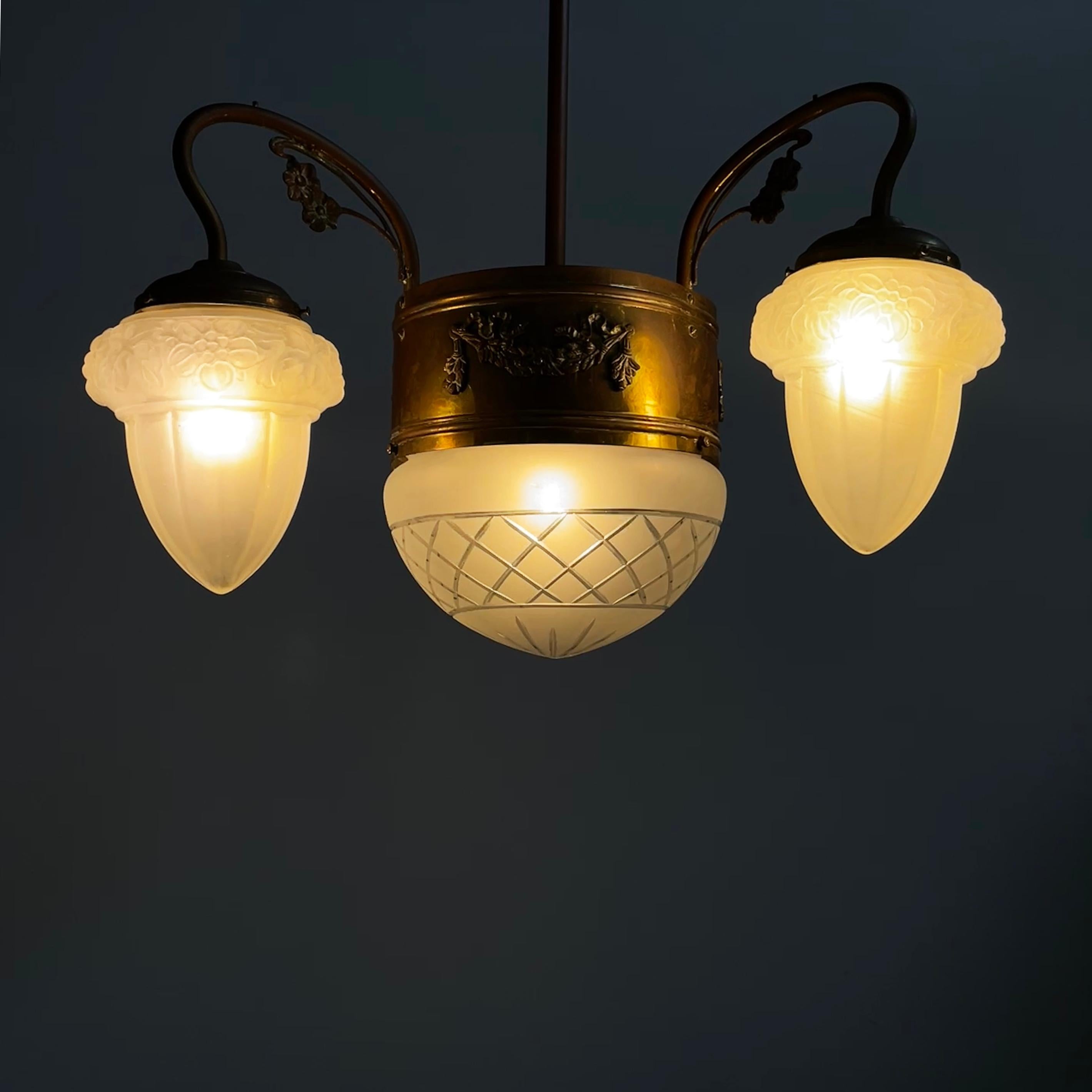 Lustre liberty italien en verre satiné moulé  et laiton, début des années 1900 en vente 1