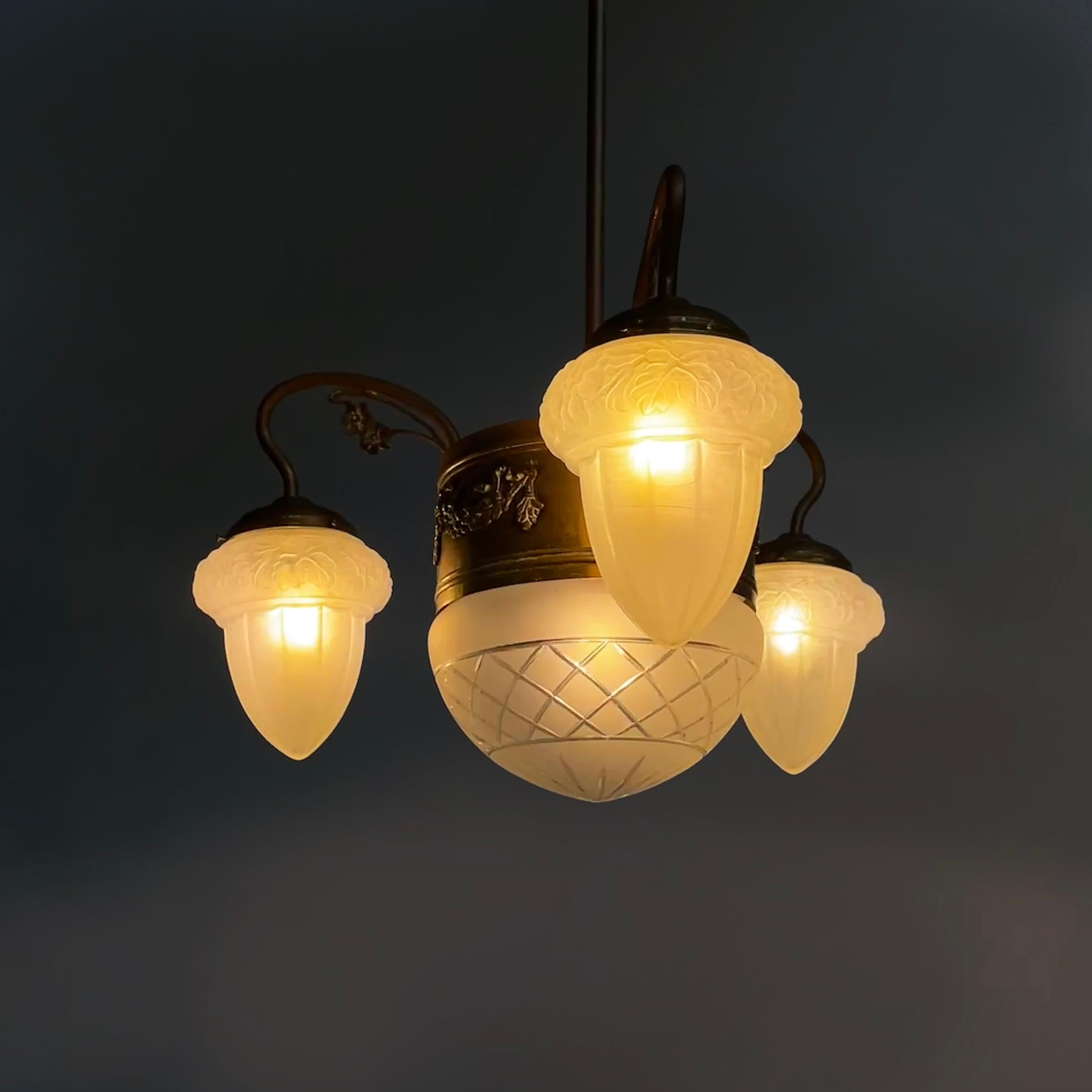 Lustre liberty italien en verre satiné moulé  et laiton, début des années 1900 en vente 2