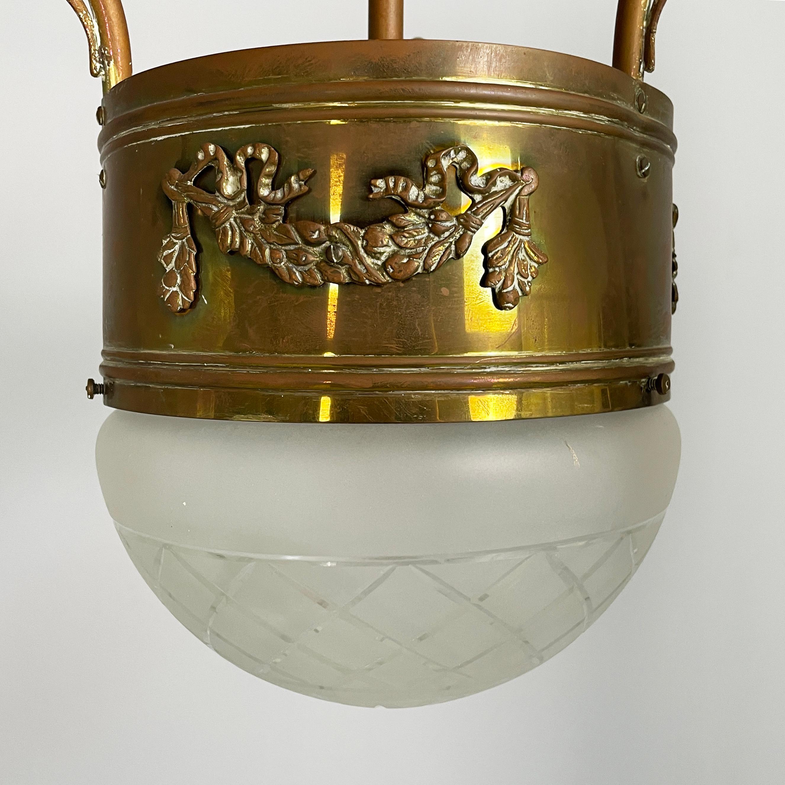 Lustre liberty italien en verre satiné moulé  et laiton, début des années 1900 en vente 3