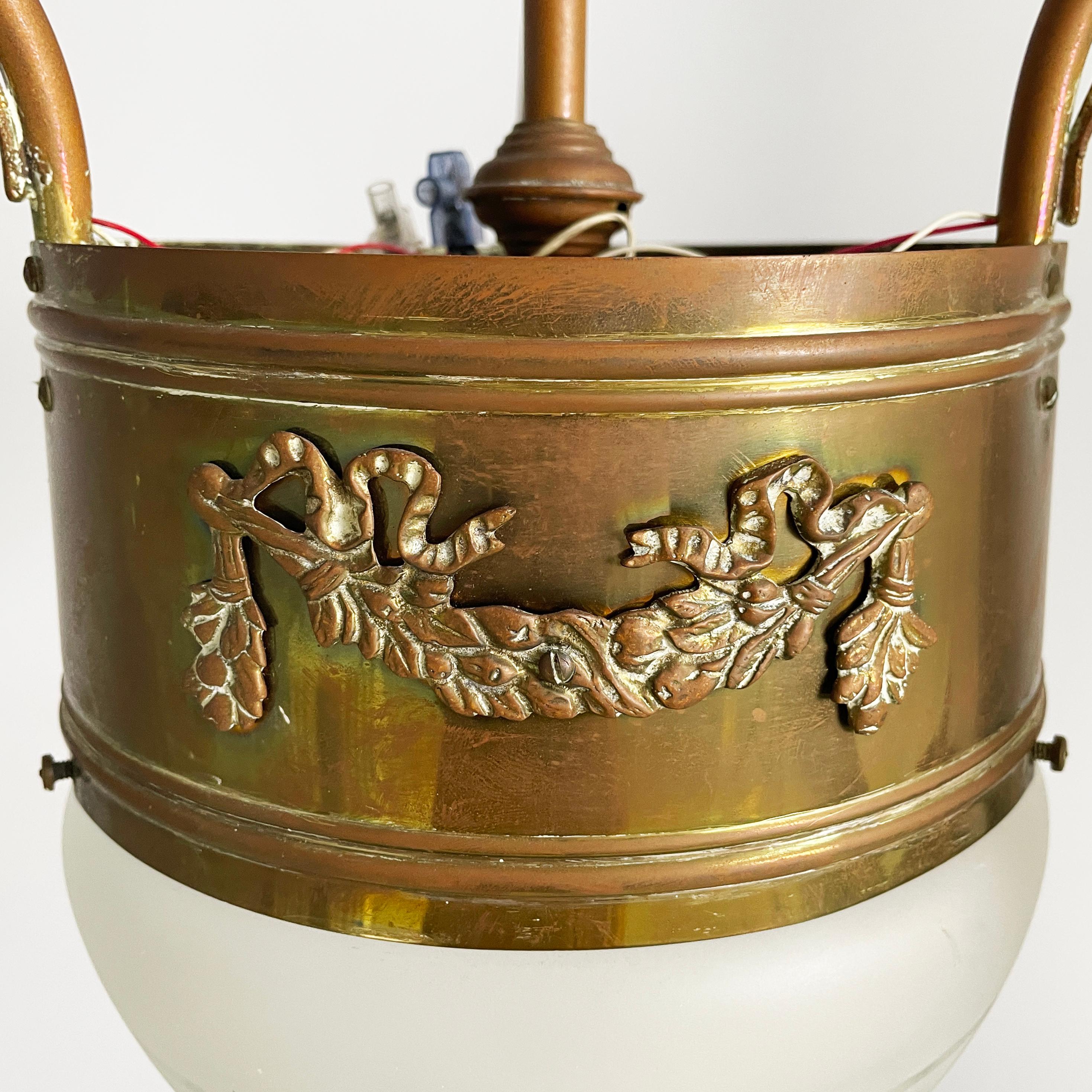 Lustre liberty italien en verre satiné moulé  et laiton, début des années 1900 en vente 4