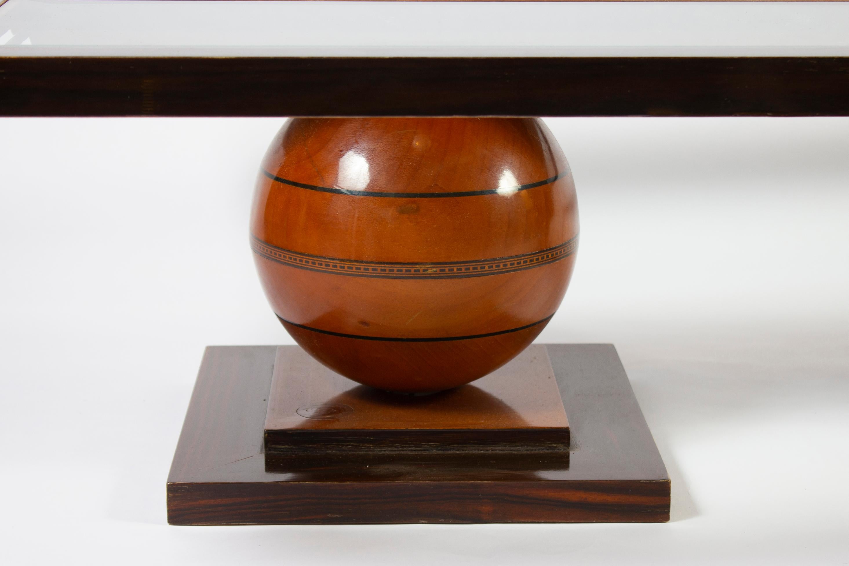 Eleganter Art Deco Couchtisch in verschiedenen Holzarten, verziert mit kostbaren Perlmutteinsätzen.
Die Basis signiert C. 
 Ausgezeichneter Vintage-Zustand
 
