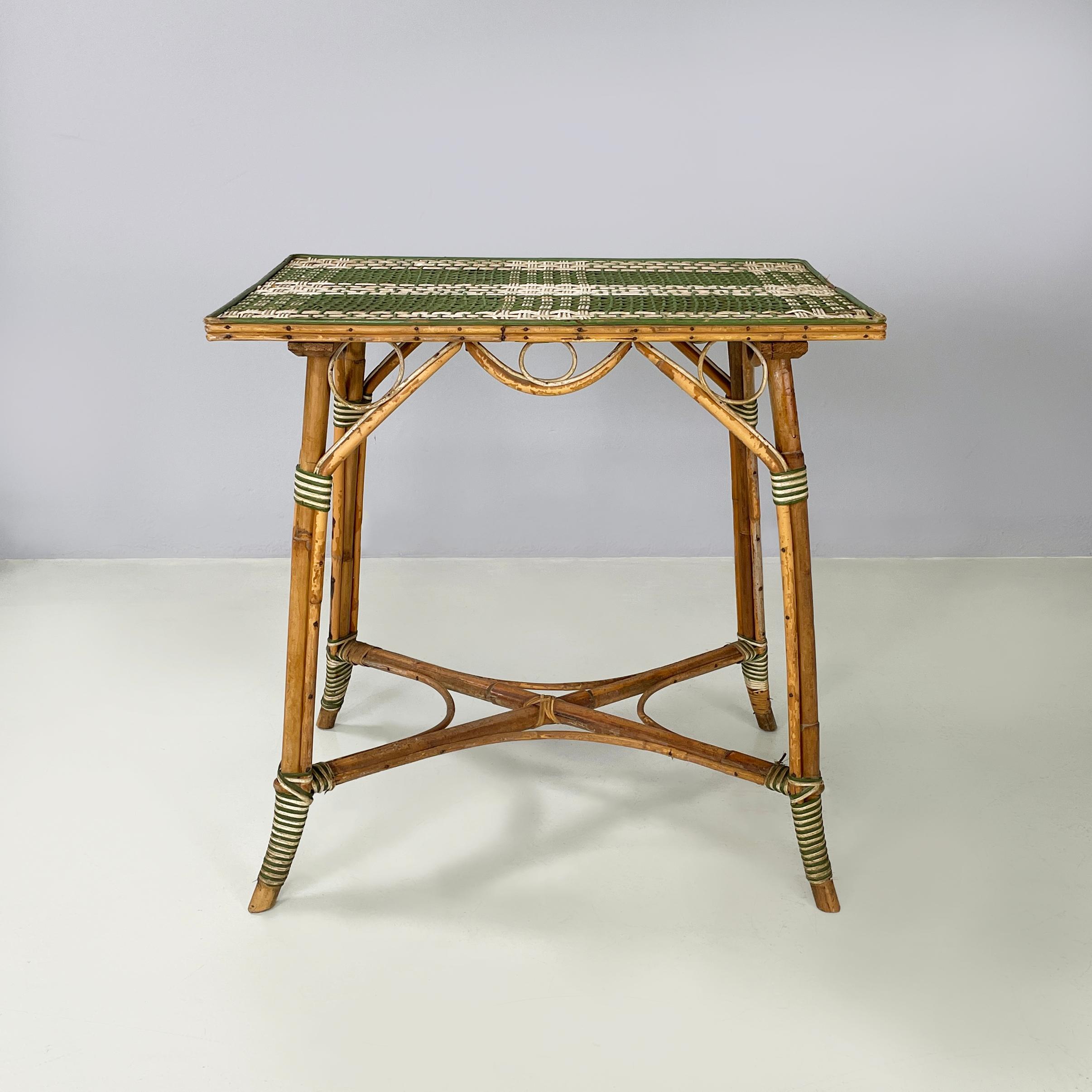 Italienischer Liberty-Esstisch für den Außenbereich aus Rattan von Palazzo Falconi, frühe 1900er Jahre
Esstisch für draußen mit rechteckiger Rattanplatte. Auf der Oberseite befindet sich ein Geflecht mit rechteckigen Mustern, in grünem und weißem
