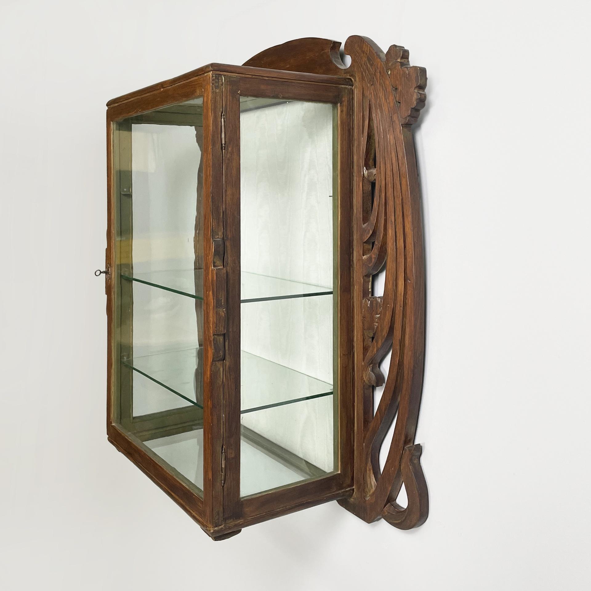 Italian liberty wall display cabinet in wood and glass, early 1900s In condizioni buone in vendita a MIlano, IT
