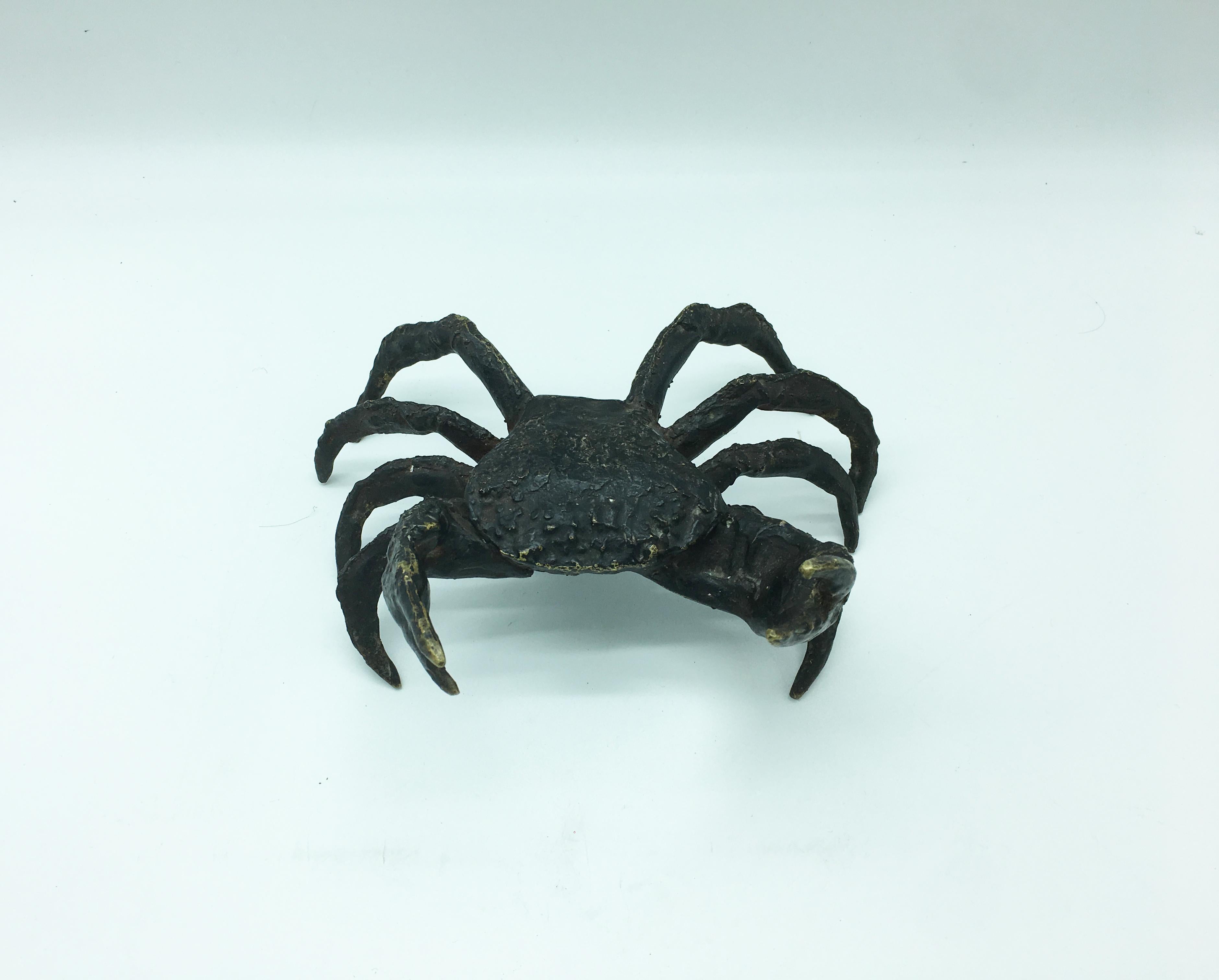Italian life-size bronze crab. Antique Neapolitan crab in patinated bronze, Italy, early 20th century.
