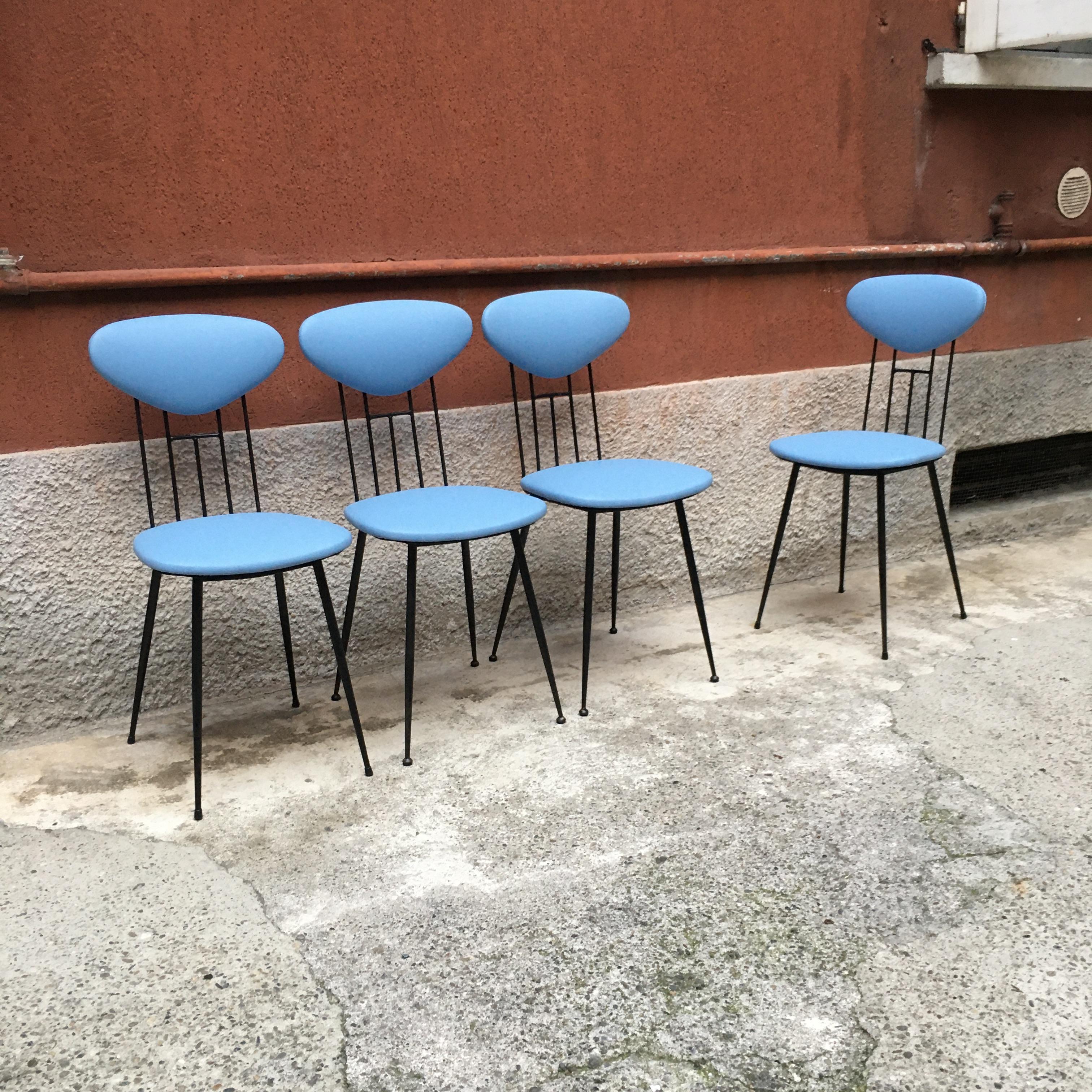Italienischer Stuhl aus hellblauem Kunstleder und schwarzem Metall, 1980er Jahre
Stuhl mit Struktur aus emailliertem Metallstab und hellblauem Kunstleder gepolstertem Sitz und Rückenlehne bedeckt
Perfekte Bedingungen.