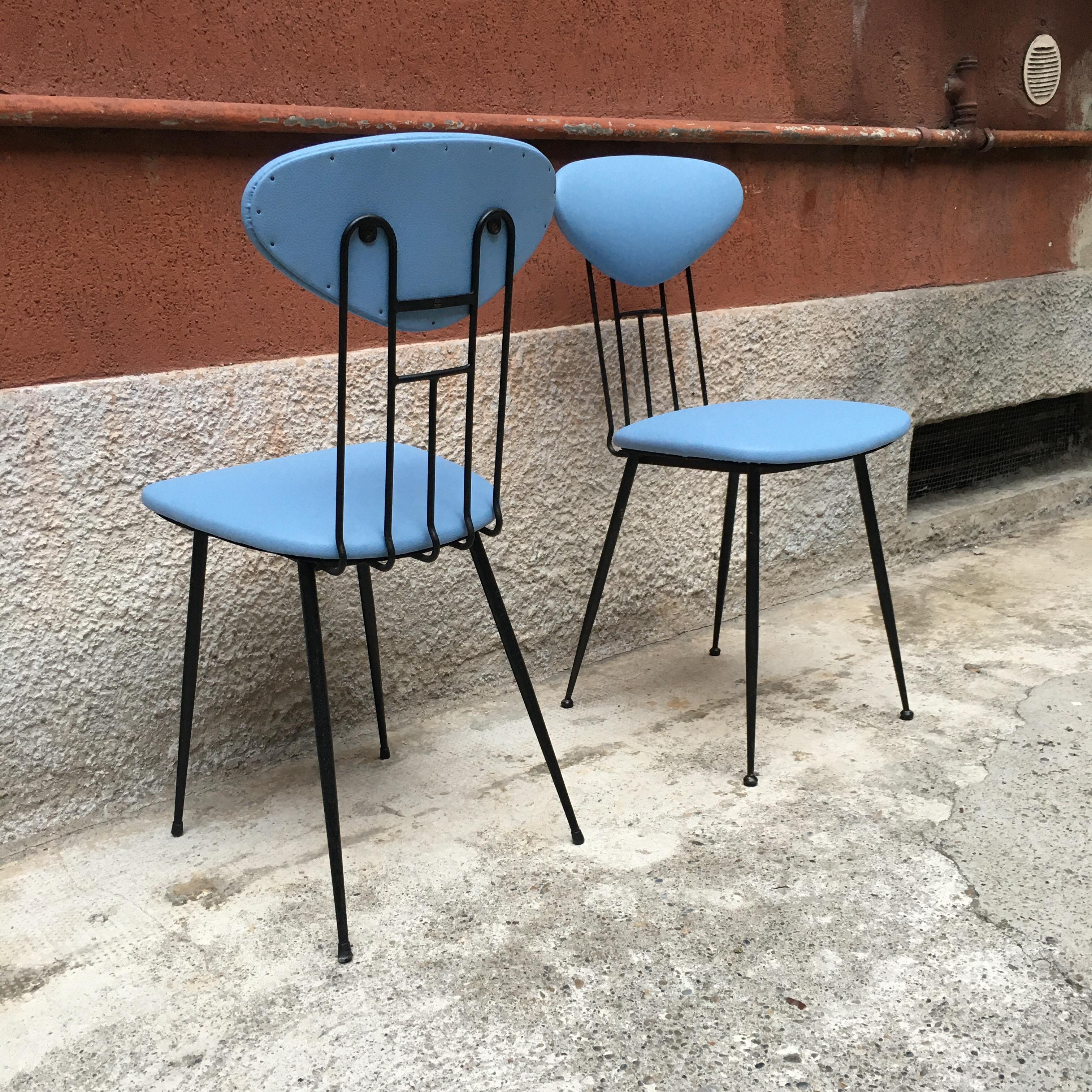 Italienischer Sessel aus hellblauem Leder und schwarzem Metall, 1980er Jahre (Ende des 20. Jahrhunderts)