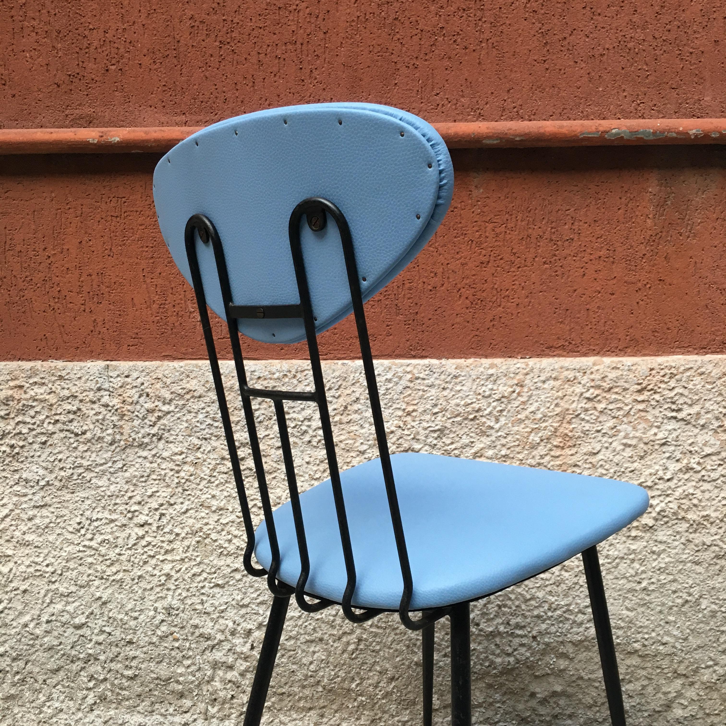 Italienischer Sessel aus hellblauem Leder und schwarzem Metall, 1980er Jahre (Stahl)