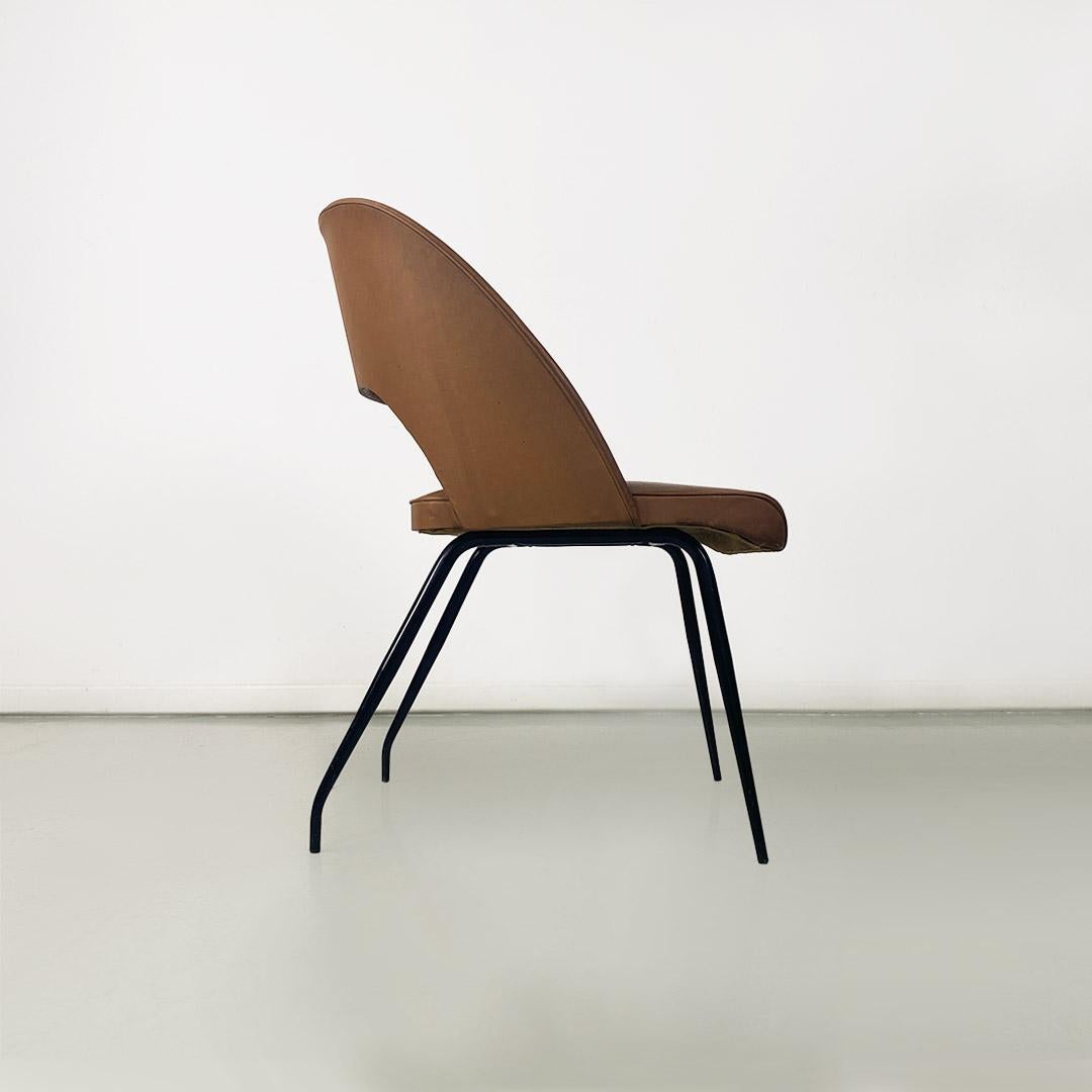 Italienischer Sessel mit Sitz und Rückenlehne aus hellbraunem Kunstleder und Metallfüßen, 1960er Jahre im Angebot 7