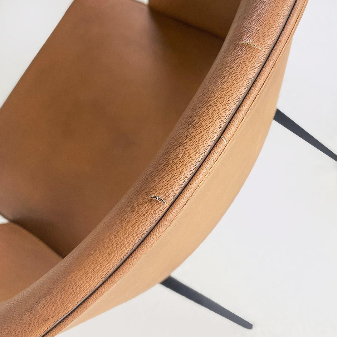 Mid-Century Modern Fauteuil italien à assise et dossier en simili-cuir Brown et pieds en métal, années 1960 en vente