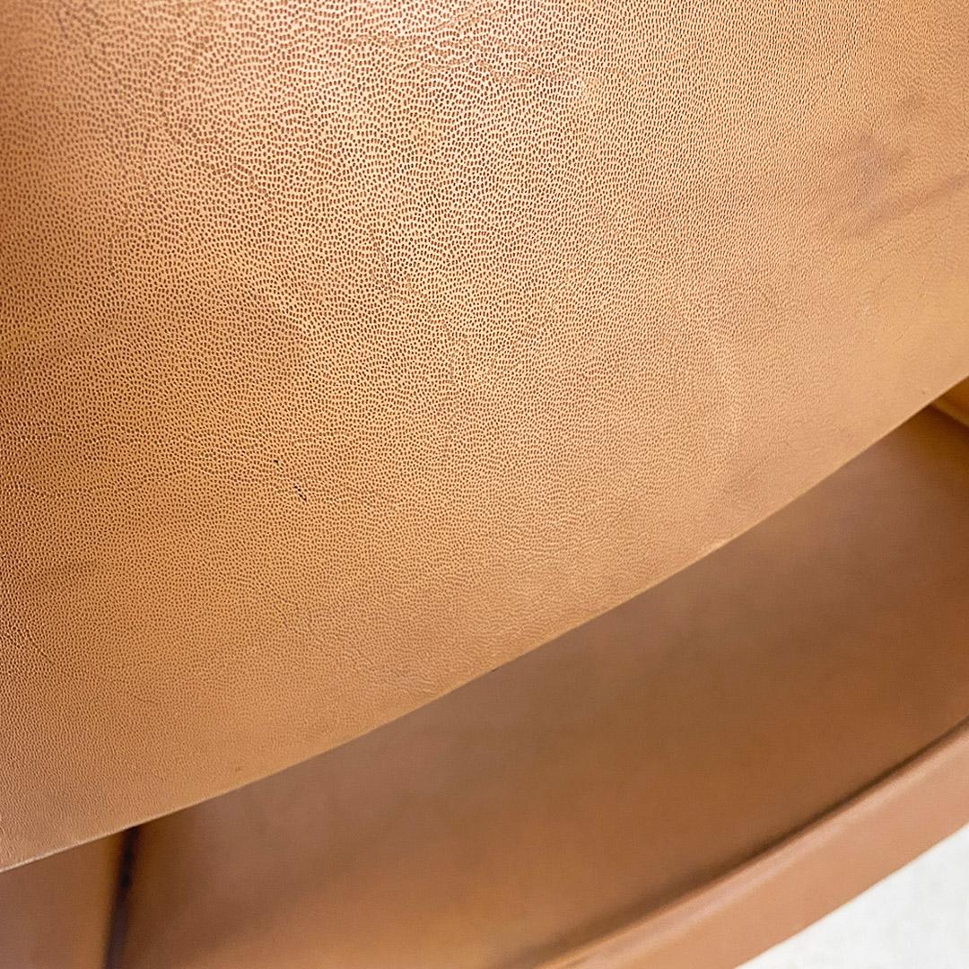 Italienischer Sessel mit Sitz und Rückenlehne aus hellbraunem Kunstleder und Metallfüßen, 1960er Jahre im Zustand „Gut“ im Angebot in MIlano, IT