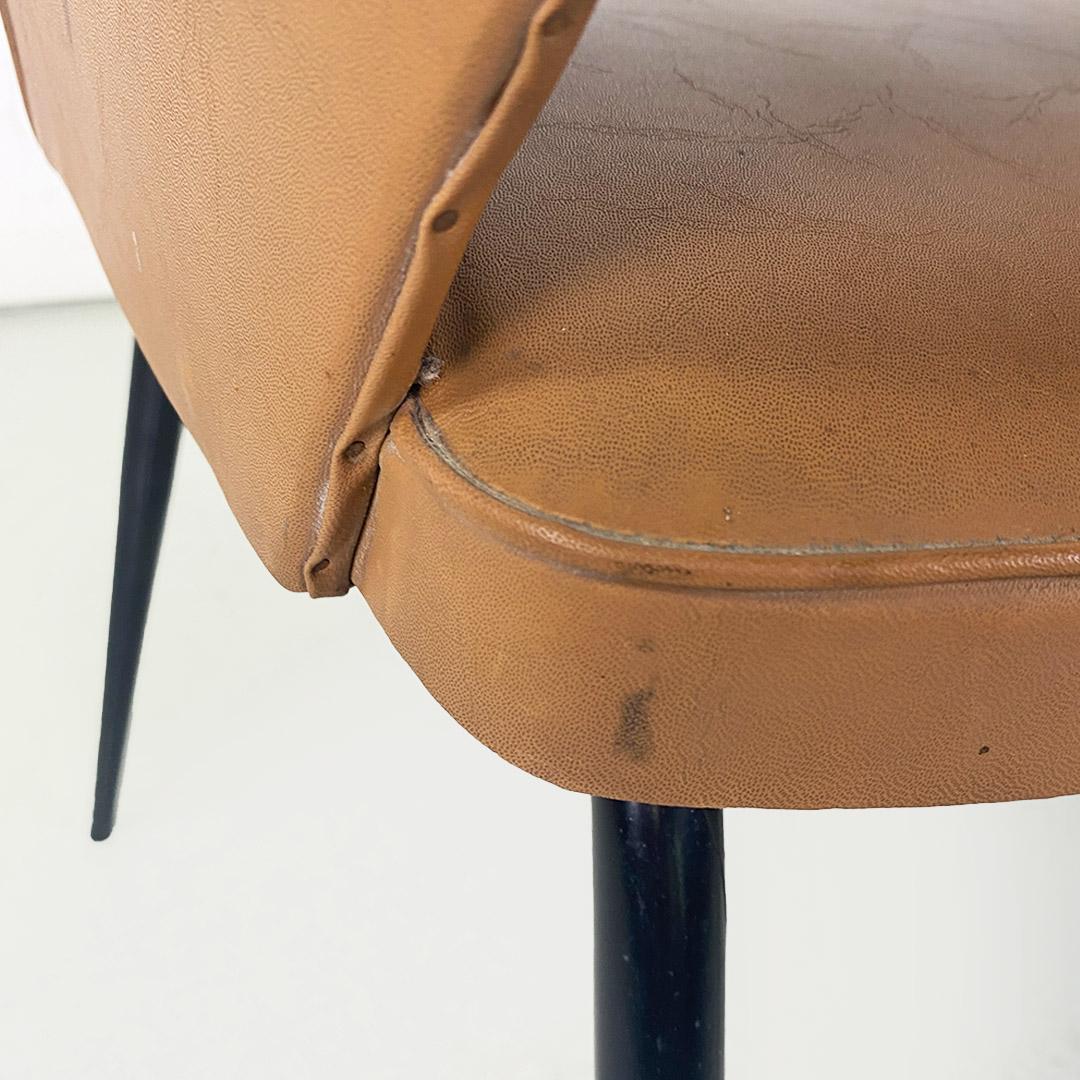 Milieu du XXe siècle Fauteuil italien à assise et dossier en simili-cuir Brown et pieds en métal, années 1960 en vente