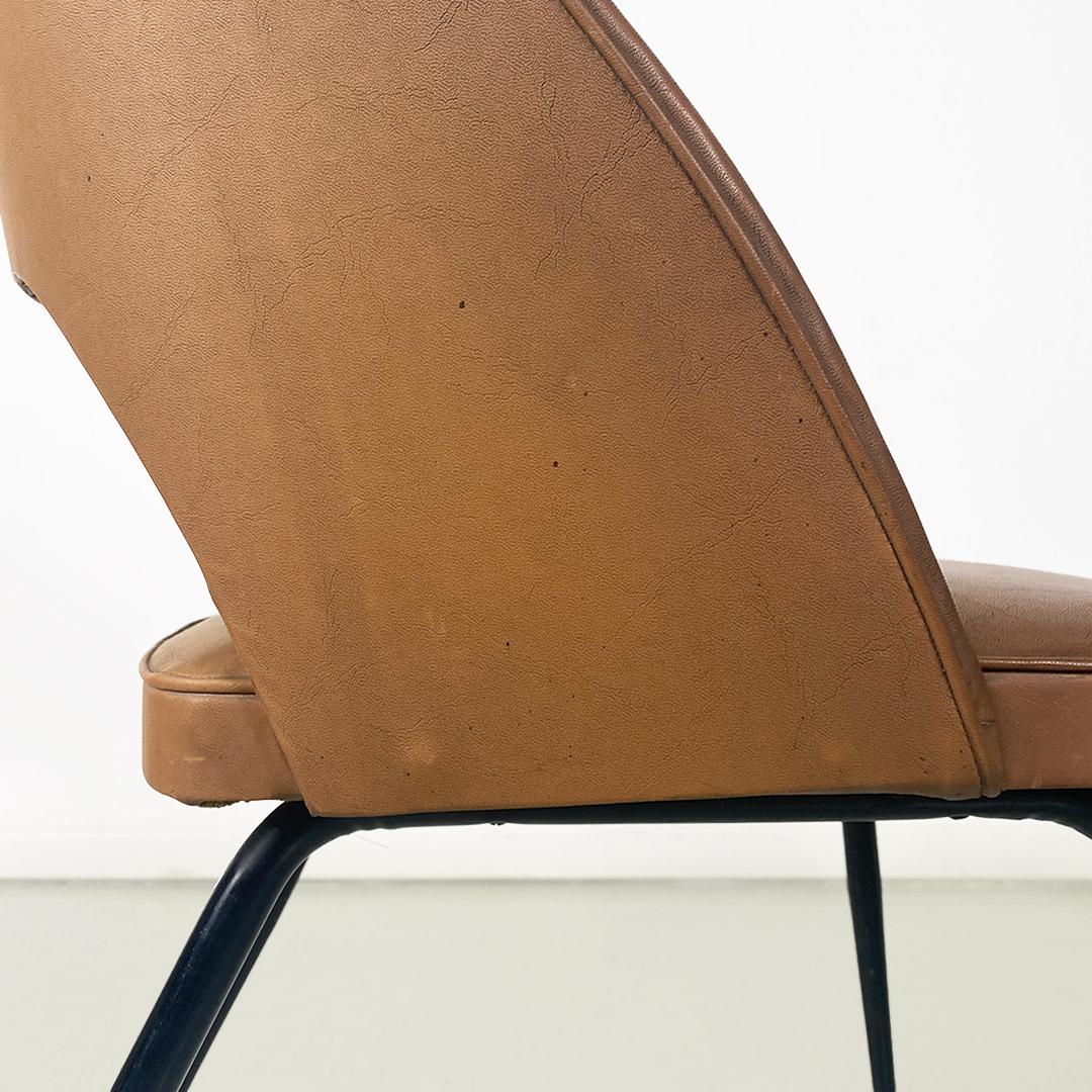 Italienischer Sessel mit Sitz und Rückenlehne aus hellbraunem Kunstleder und Metallfüßen, 1960er Jahre im Angebot 1