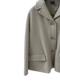 Abrigo corto italiano de cachemira y lana de color topo claro con forro acolchado