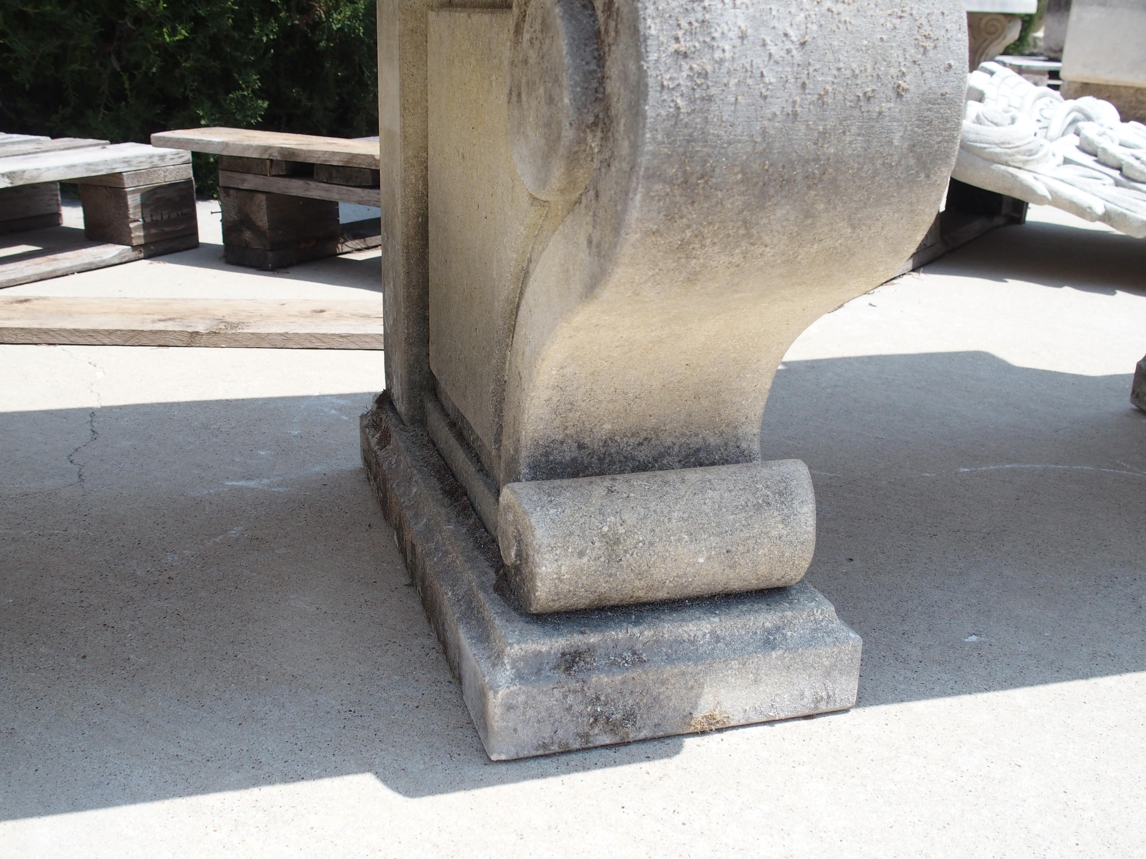 Banc de jardin italien en pierre calcaire avec dos sculpté de rosettes et pieds à volutes en vente 2
