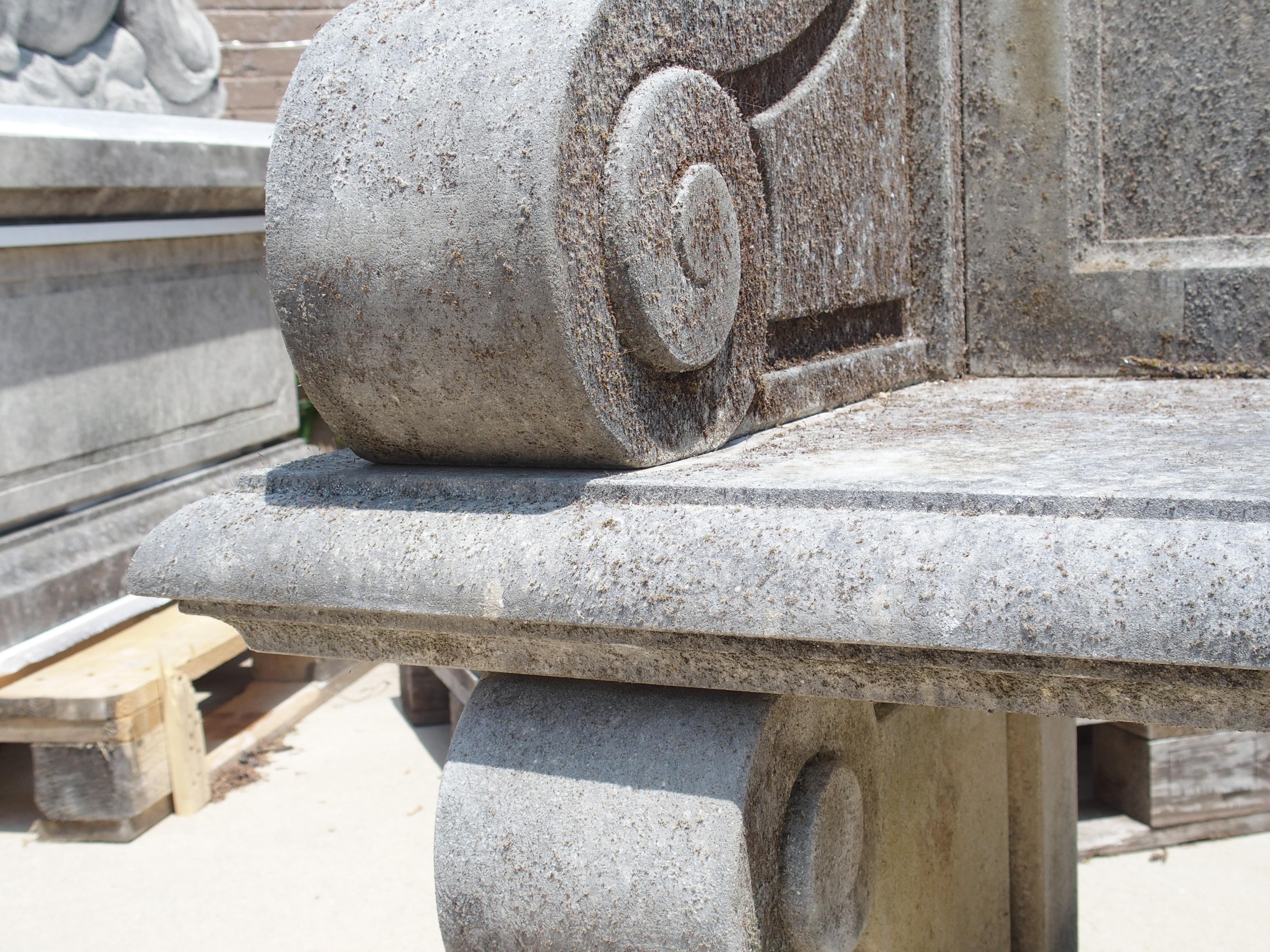 Banc de jardin italien en pierre calcaire avec dos sculpté de rosettes et pieds à volutes en vente 3