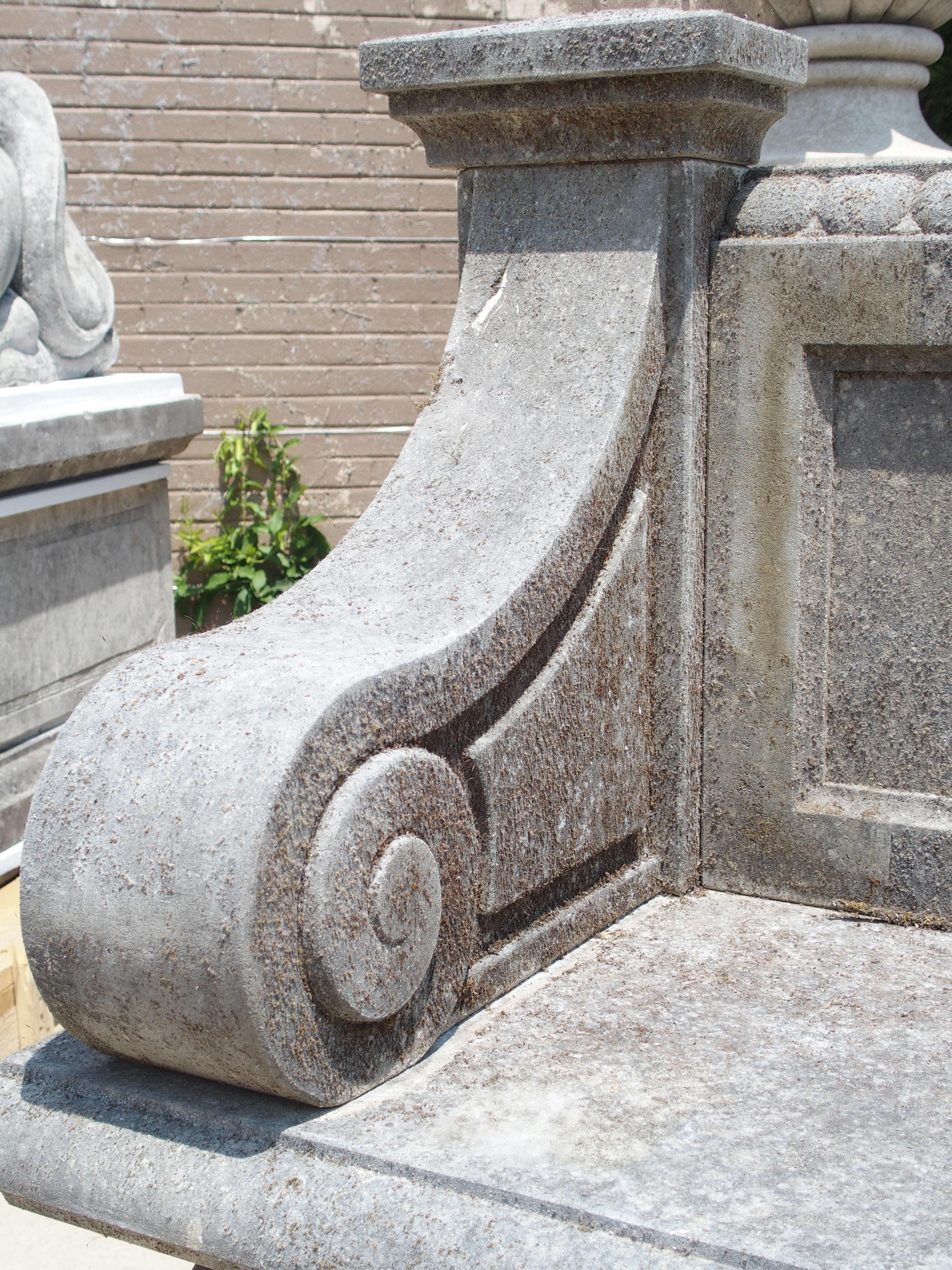 Banc de jardin italien en pierre calcaire avec dos sculpté de rosettes et pieds à volutes en vente 4