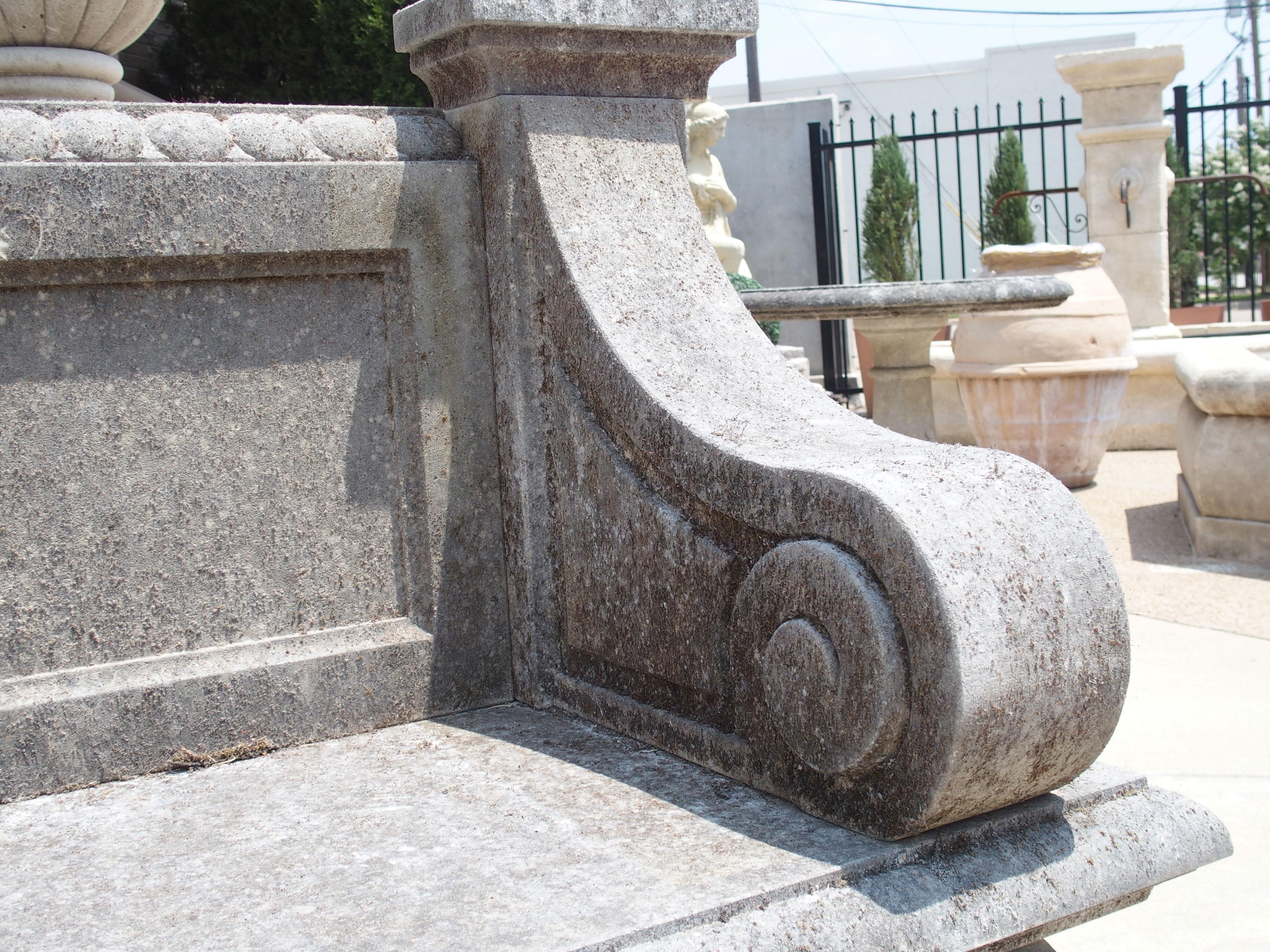 Banc de jardin italien en pierre calcaire avec dos sculpté de rosettes et pieds à volutes en vente 5