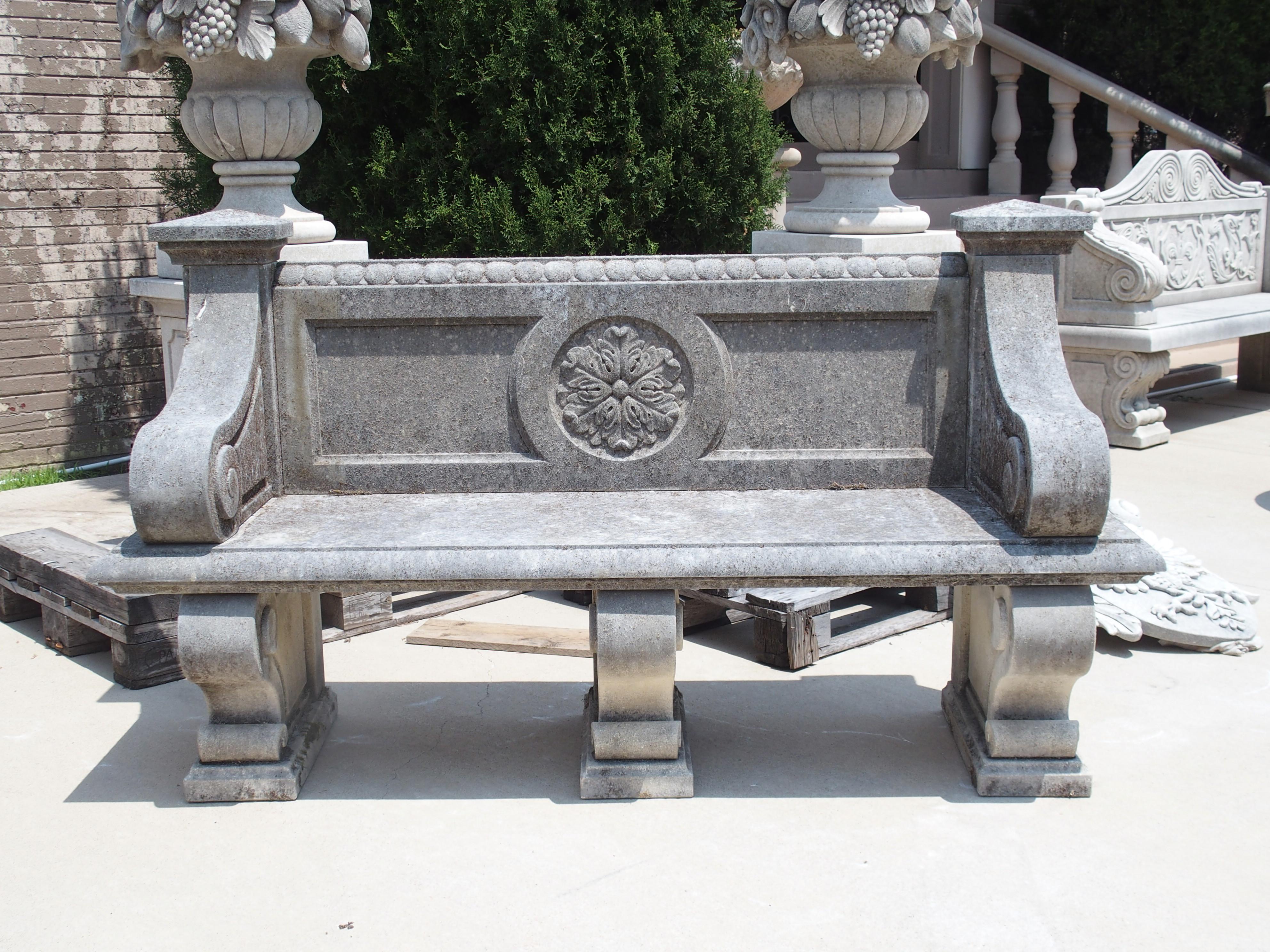 Banc de jardin italien en pierre calcaire avec dos sculpté de rosettes et pieds à volutes en vente 6