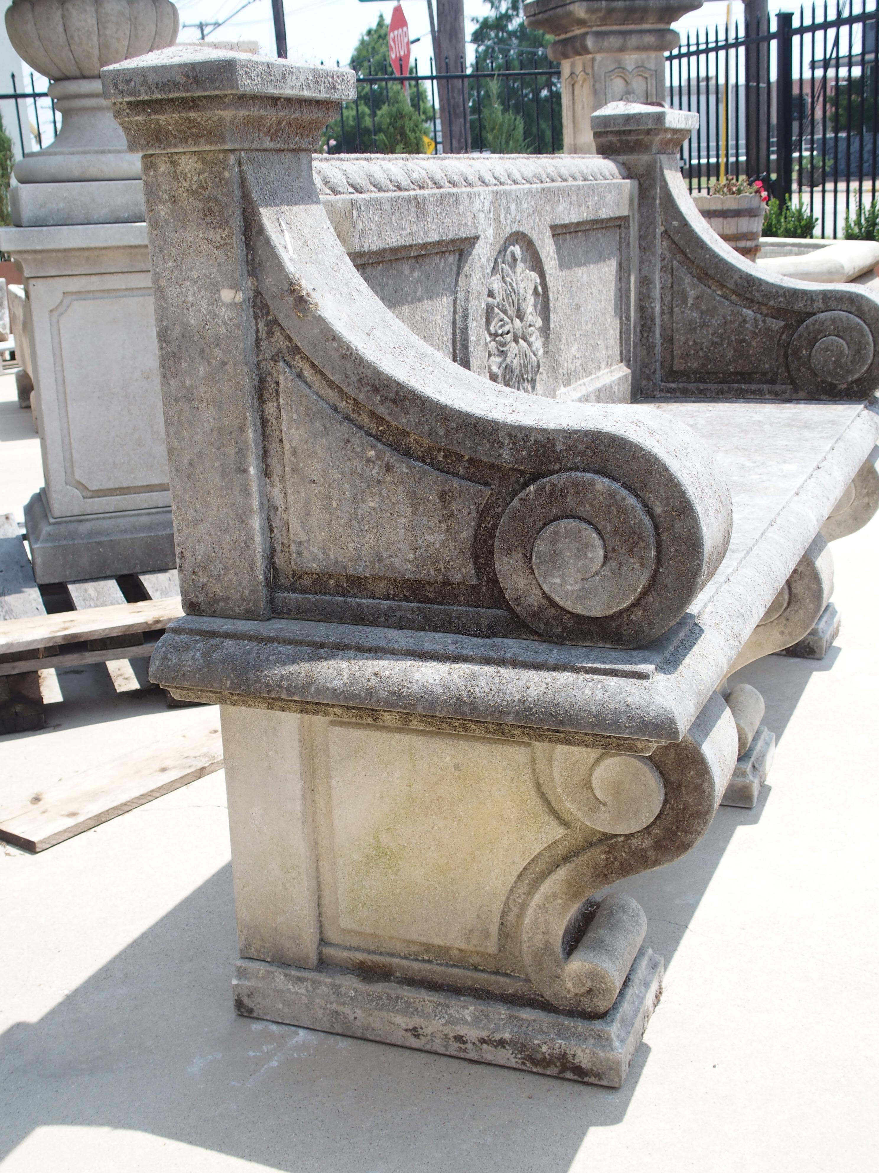 Banc de jardin italien en pierre calcaire avec dos sculpté de rosettes et pieds à volutes en vente 7