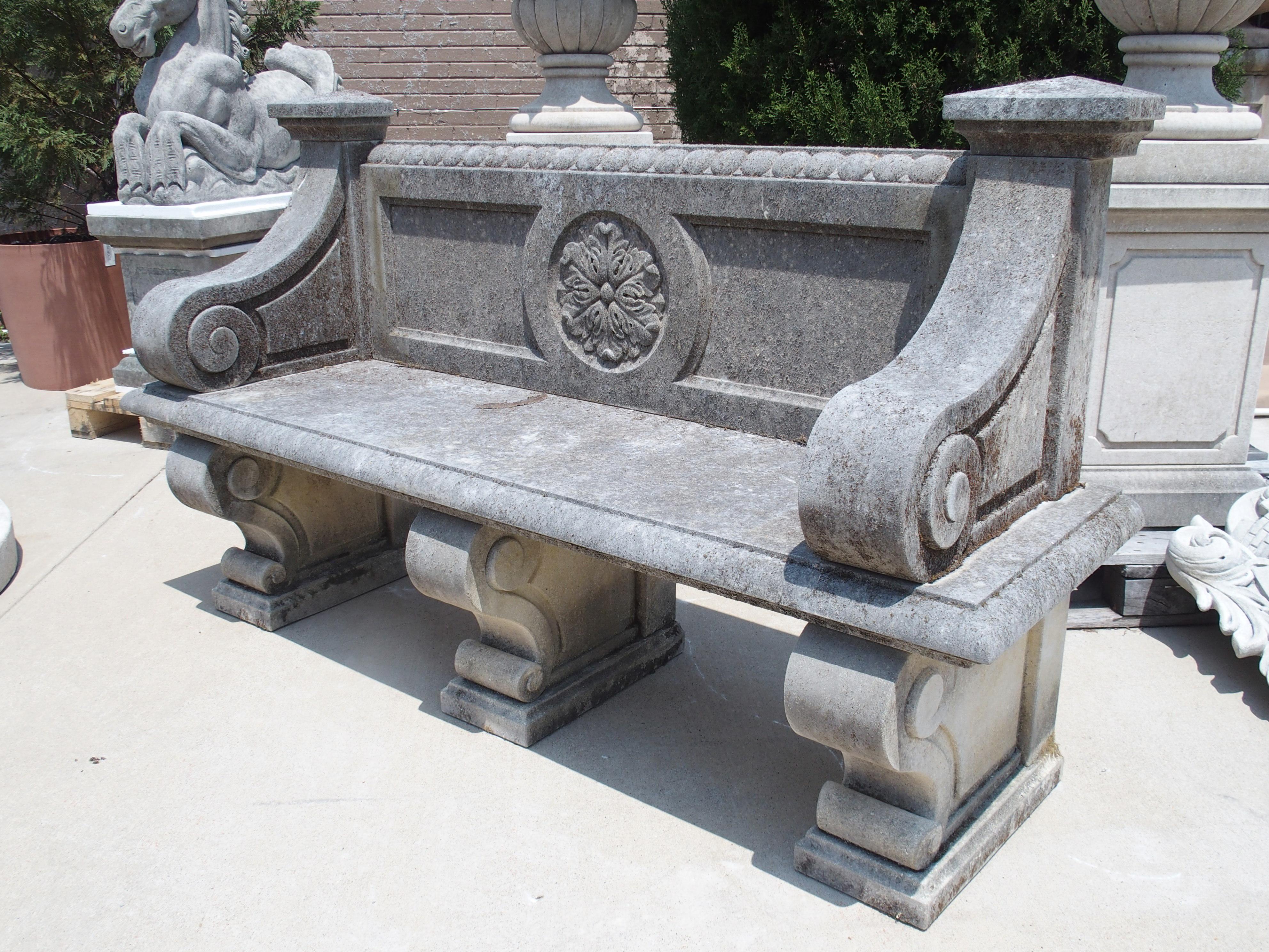 Banc de jardin italien en pierre calcaire avec dos sculpté de rosettes et pieds à volutes en vente 9